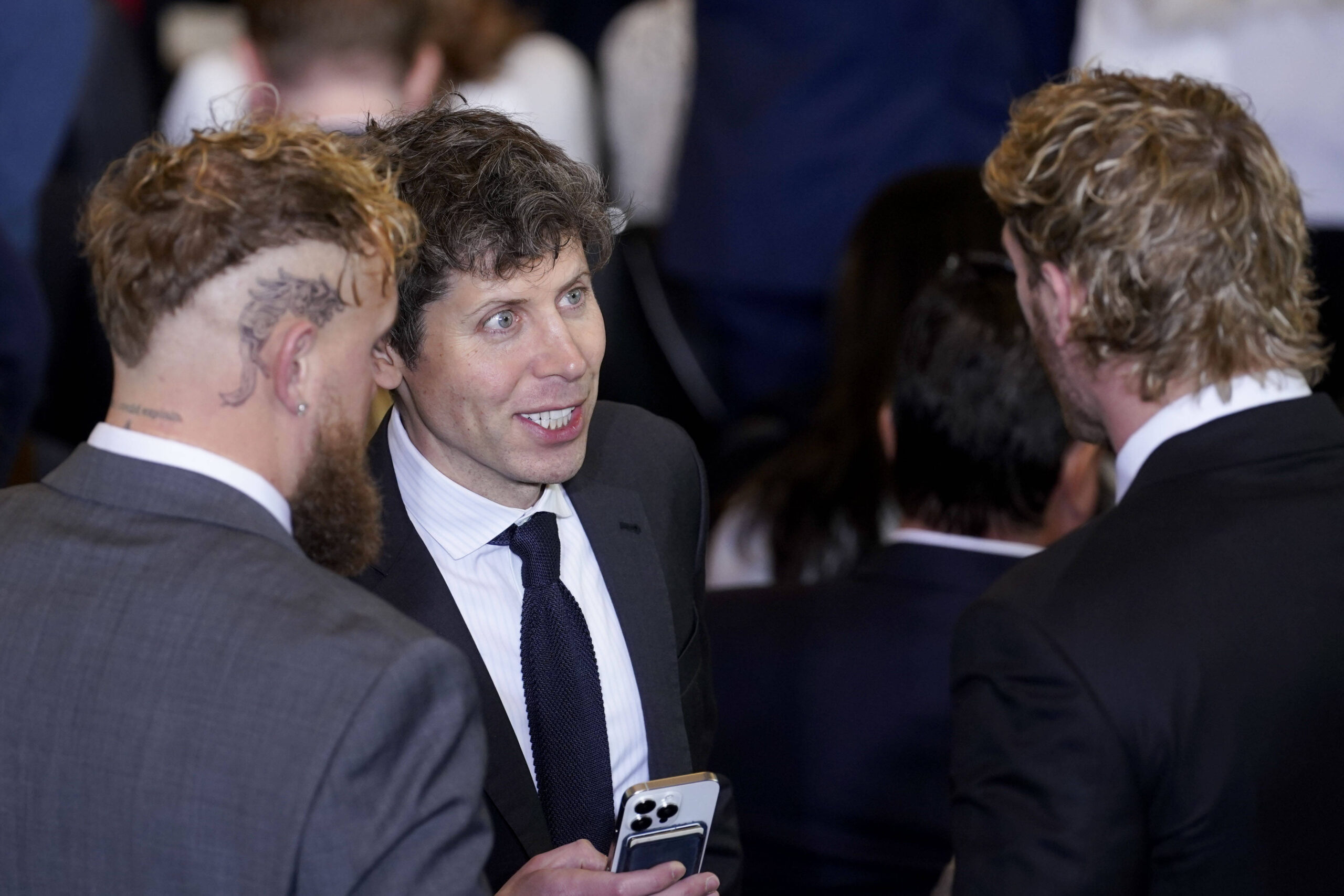 Sam Altman, directeur général d'OpenAI au centre, avec le boxeur Jake Paul et le lutteur Logan Paul, tous deux influenceurs sur Internet, dans la salle de débord de la cérémonie d'investiture au Capitole à Washington, D.C., États-Unis, le lundi 20 janvier 2025. © Photo par Al Drago/Pool/Sipa USA