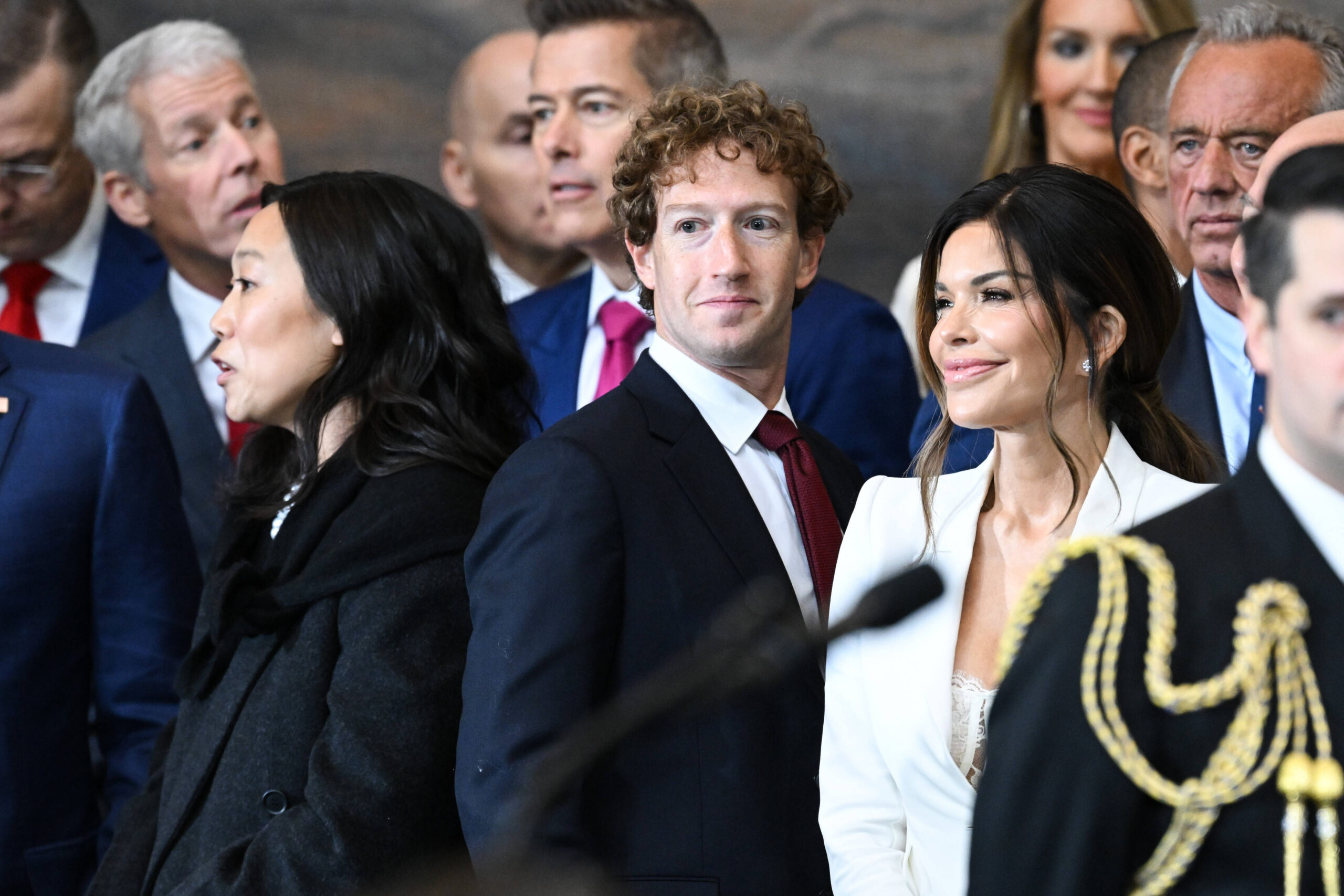 Priscilla Chan, Mark Zuckerberg, PDG de Meta et Facebook, et Lauren Sanchez assistent à la 60e investiture présidentielle de Donald Trump dans la rotonde du Capitole à Washington DC, le lundi 20 janvier 2025. © Saul Loeb/UPI Photo via Newscom