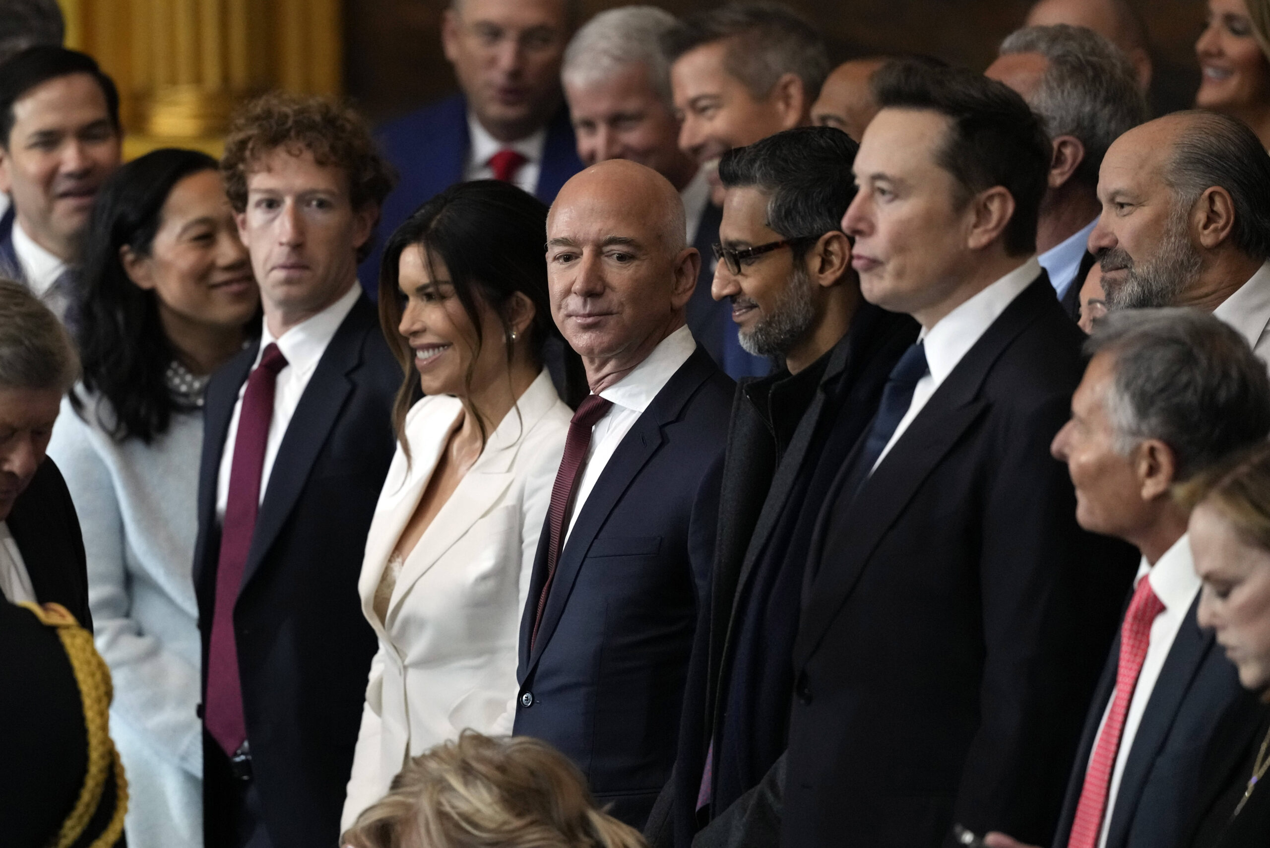 Les invités, dont Mark Zuckerberg, Jeff Bezos, Sundar Pichai et Elon Musk, arrivent à la cérémonie d'investiture de Donald Trump sous la rotonde du Capitole des États-Unis à Washington, lundi 20 janvier 2025. © AP Photo/Julia Demaree Nikhinson, Pool