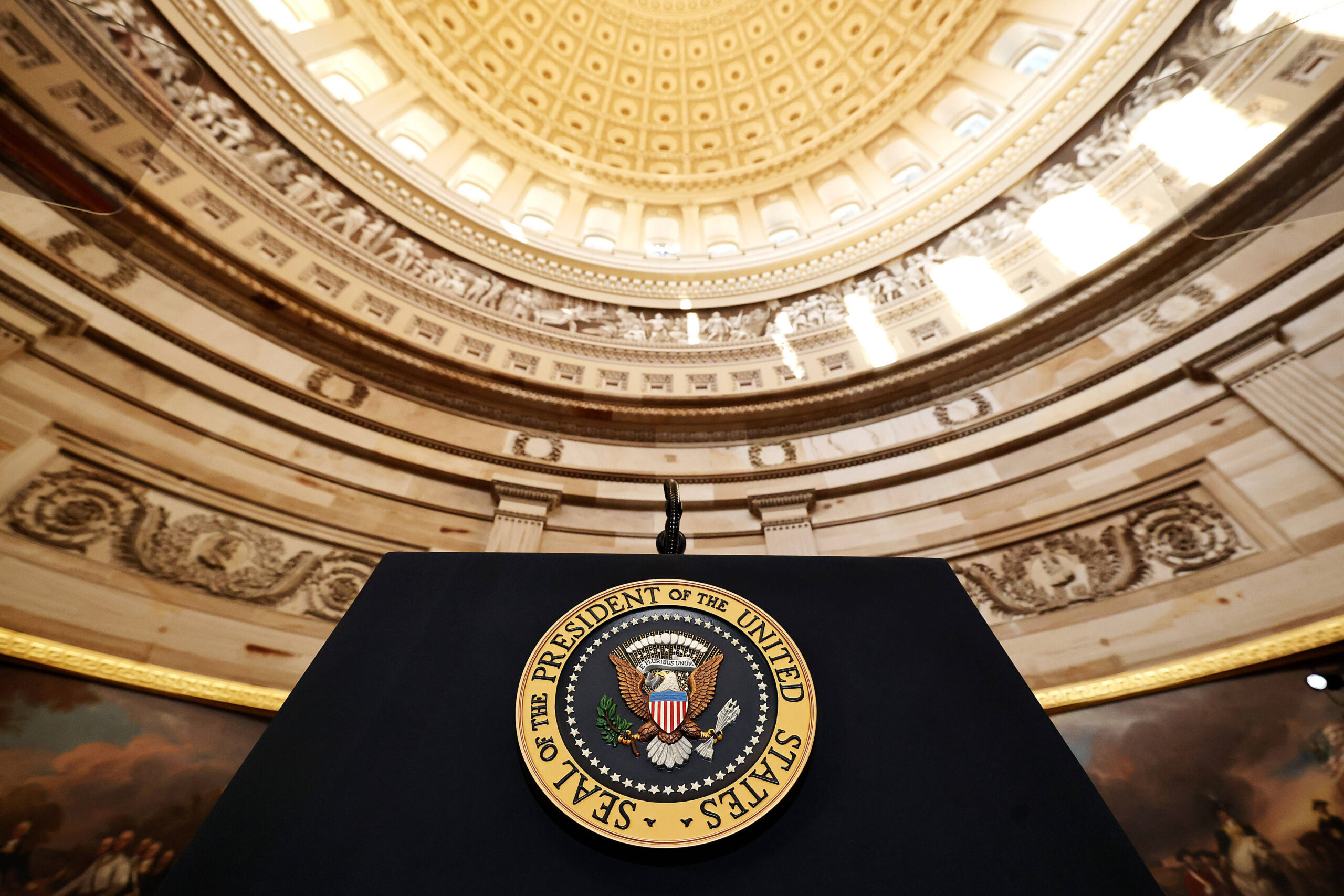 Le podium se dresse avant les cérémonies d'investiture du président élu des États-Unis Donald Trump dans la rotonde du Capitole des États-Unis le 20 janvier 2025 à Washington, DC. Donald Trump prend ses fonctions pour un second mandat en tant que 47ème président des États-Unis. © Chip Somodevilla/UPI Photo via Newscom