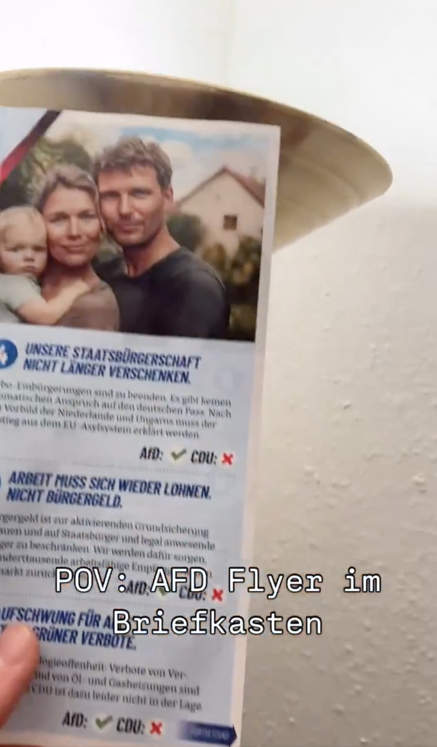 Sur le réseau social X (ex-Twitter), des internautes font un test: un tract de l'AfD semble banalement montrer une famille allemande traditionnelle.