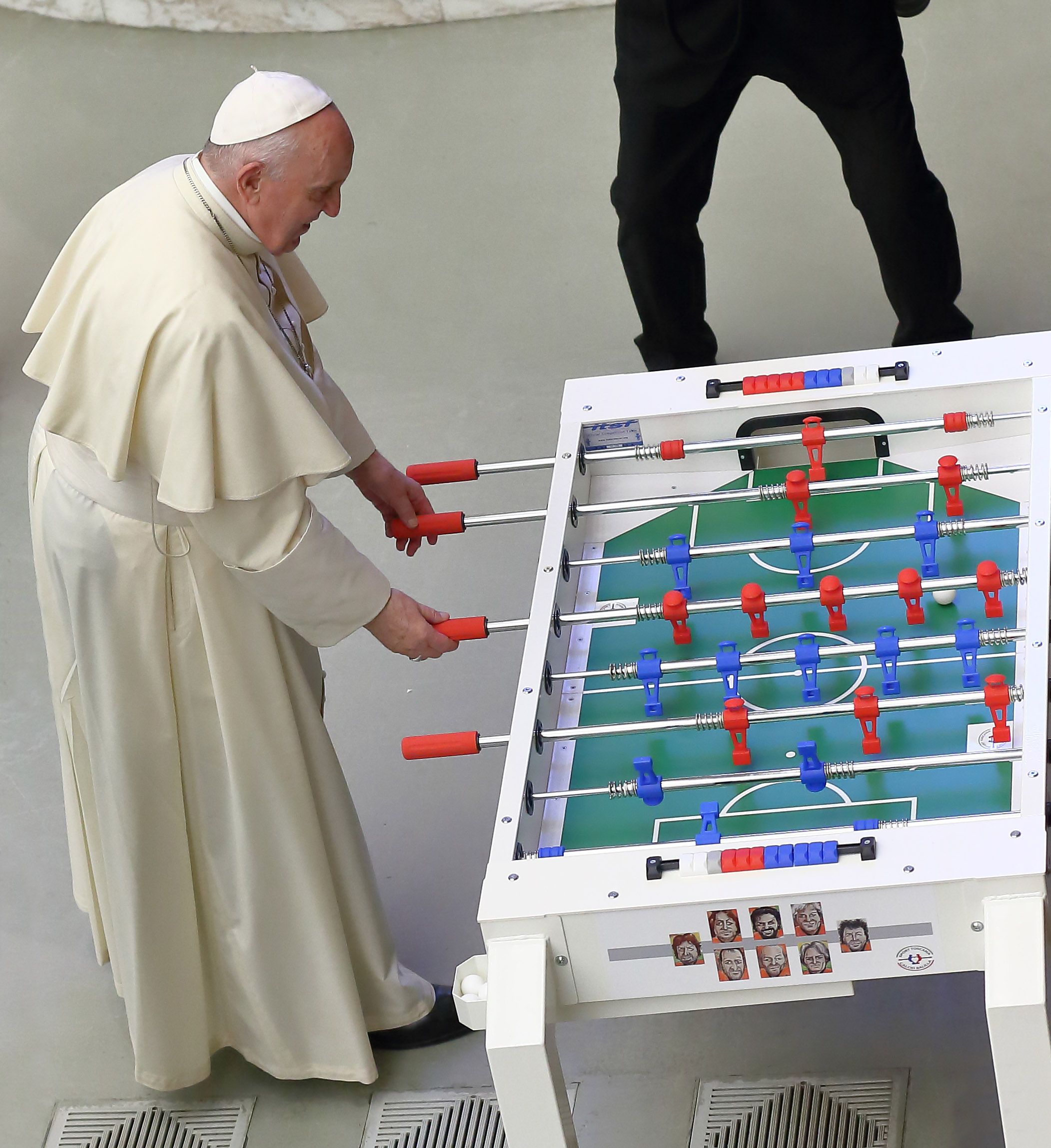 Une partie de «baby foot» en marge de l'audience générale du pape François dans la salle Paul VI, le 18 août 2021, Vatican. © Grzegorz Galazka/SIPA