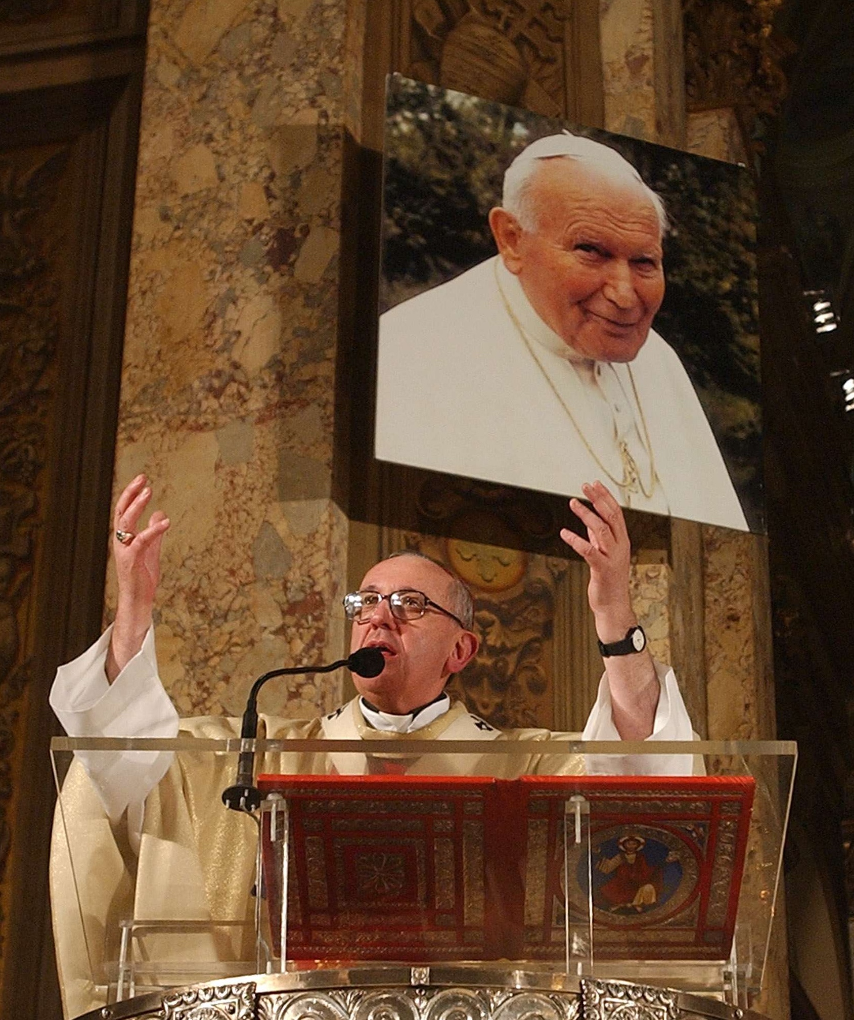Jorge Bergoglio célèbre une messe en l'honneur du pape Jean-Paul II à la cathédrale de Buenos Aires, en Argentine, le lundi 4 avril 2005. © Photo AP/Natacha Pisarenko
