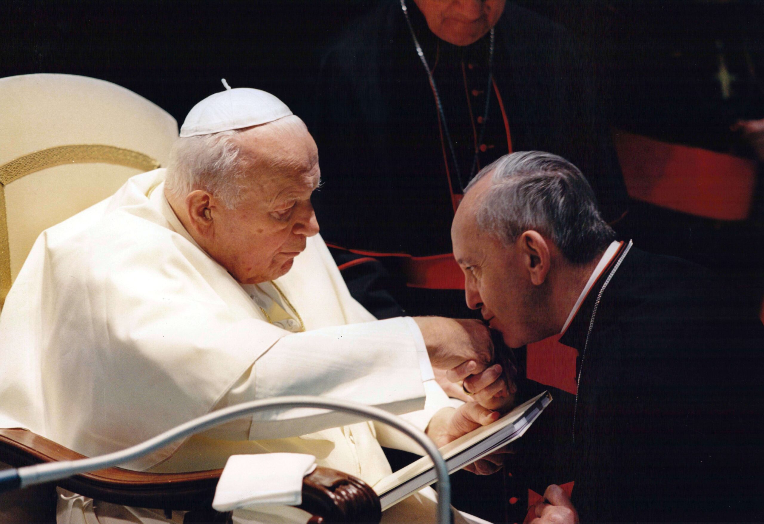 Sur cette photographie non datée publiée par le journaliste Sergio Rubin, Jorge Mario Bergoglio, alors archevêque de Buenos Aires, à droite, baise la main du pape Jean-Paul II lors d'une cérémonie au Vatican. © AP Photo avec l'aimable autorisation de Sergio Rubin.