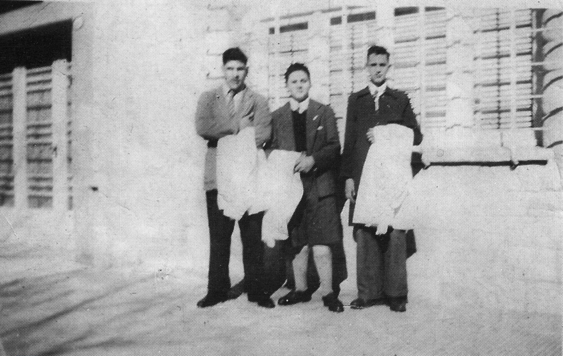 Cette photographie du début des années 1950, publiée par le journaliste Sergio Rubin, montre Jorge Mario Bergoglio, à droite, posant avec des camarades de classe non identifiés d'une école préparatoire de Buenos Aires, en Argentine. © AP Photo/avec l'aimable autorisation de Sergio Rubin