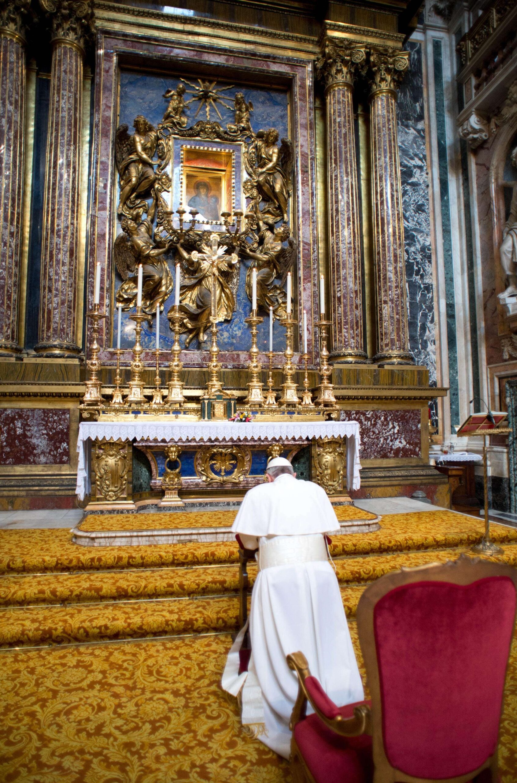 Le pape François agenouillé en prière devant l'icône de la Vierge Marie à l'intérieur de la basilique Sainte-Marie-Majeure, à Rome, le jeudi 14 mars 2013. © AP Photo/L'Osservatore Romano