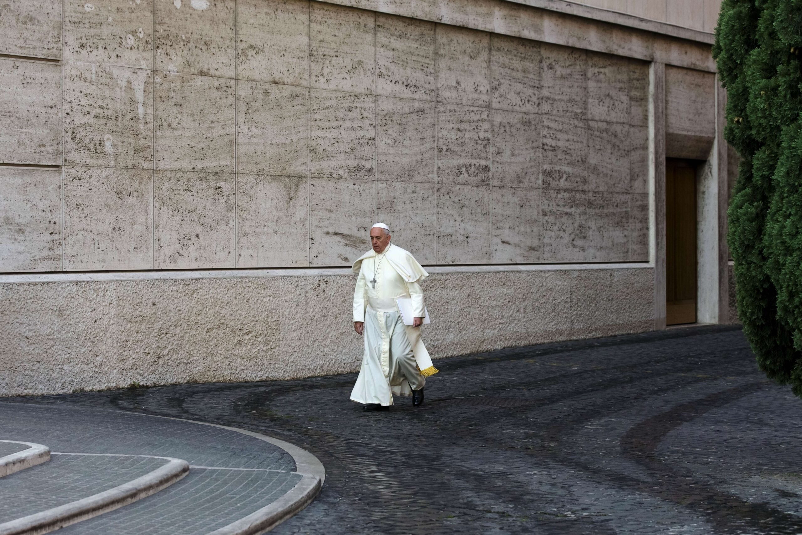 Le pape François arrive à la session matinale d'un synode de deux semaines sur les questions familiales, notamment la contraception, les relations sexuelles avant le mariage et le divorce, au Vatican, le lundi 6 octobre 2014. © AP Photo/Alessandra Tarantino