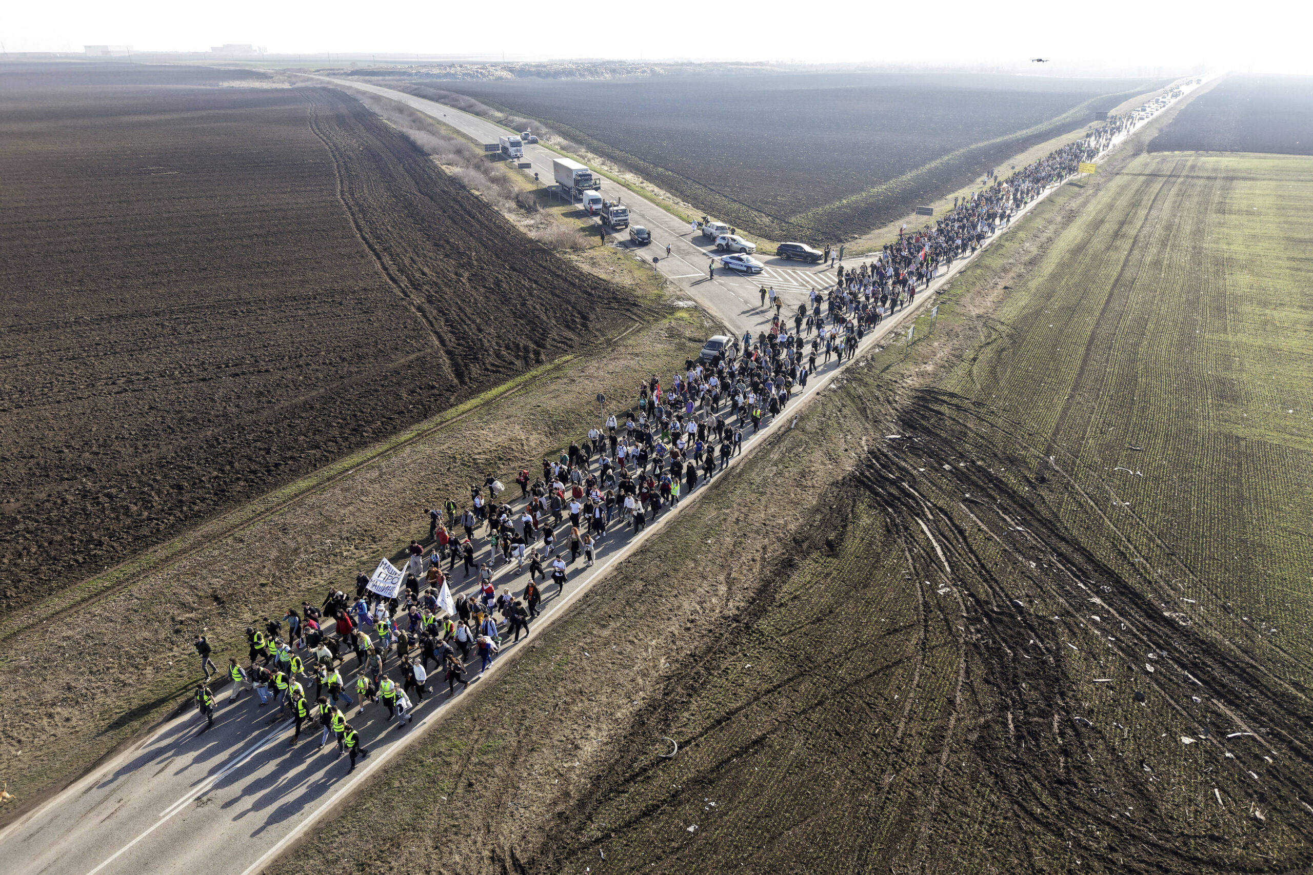 Des étudiants défilent dans les champs du nord du pays à Indjija, en Serbie, le vendredi 31 janvier 2025. © Photo AP/Armin Durgut