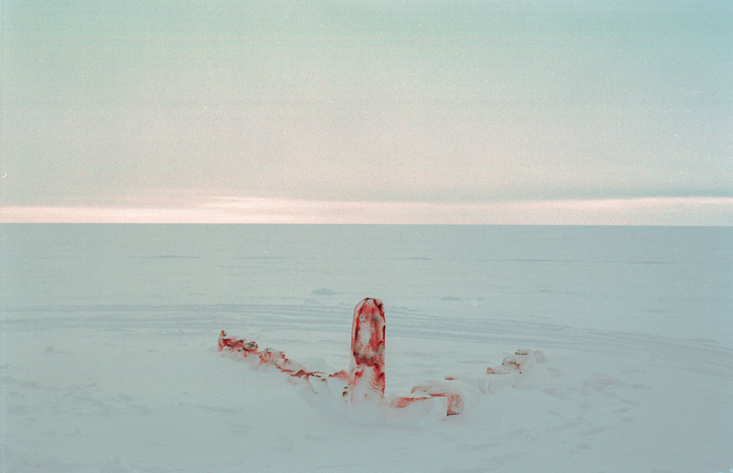 Un signal de détresse fabriqué à partir de glace, coloré avec le colorant orange d'une fusée de détresse, fabriqué par des aviateurs de l'USAF au Camp Raven sur la calotte glaciaire du Groenland, en cours de formation à la survie en Arctique. Groenland, Kangerlussuaq, 19 janvier 2025. © Rob Schoenbaum/ZUMA Press Wire/Shutterstock