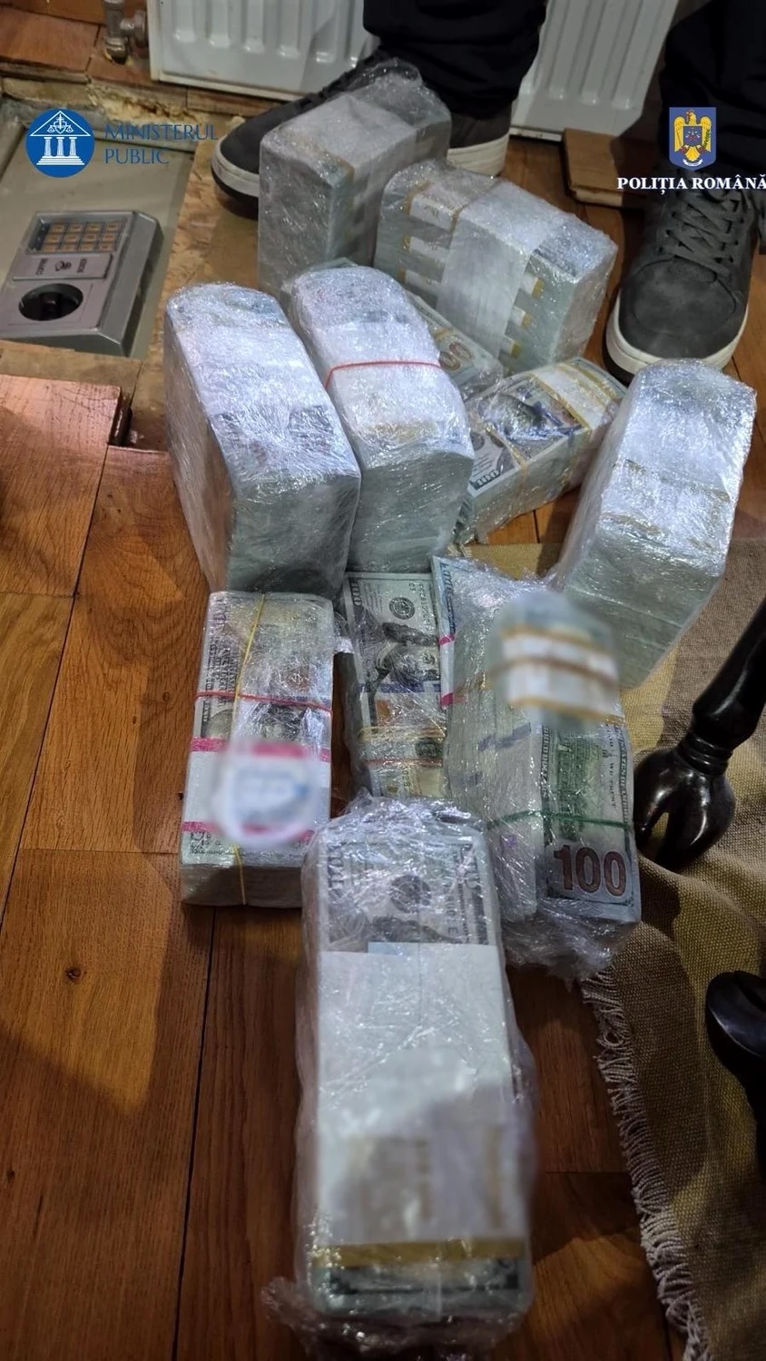 Dans le faux plancher du mercenaire Horațiu Potra, une cache abrite un coffre-fort verrouillé par un code. Les enquêteurs ont trouvé des liasses de billets de dollars — l'équivalent de 900 000 euros selon la presse roumaine.