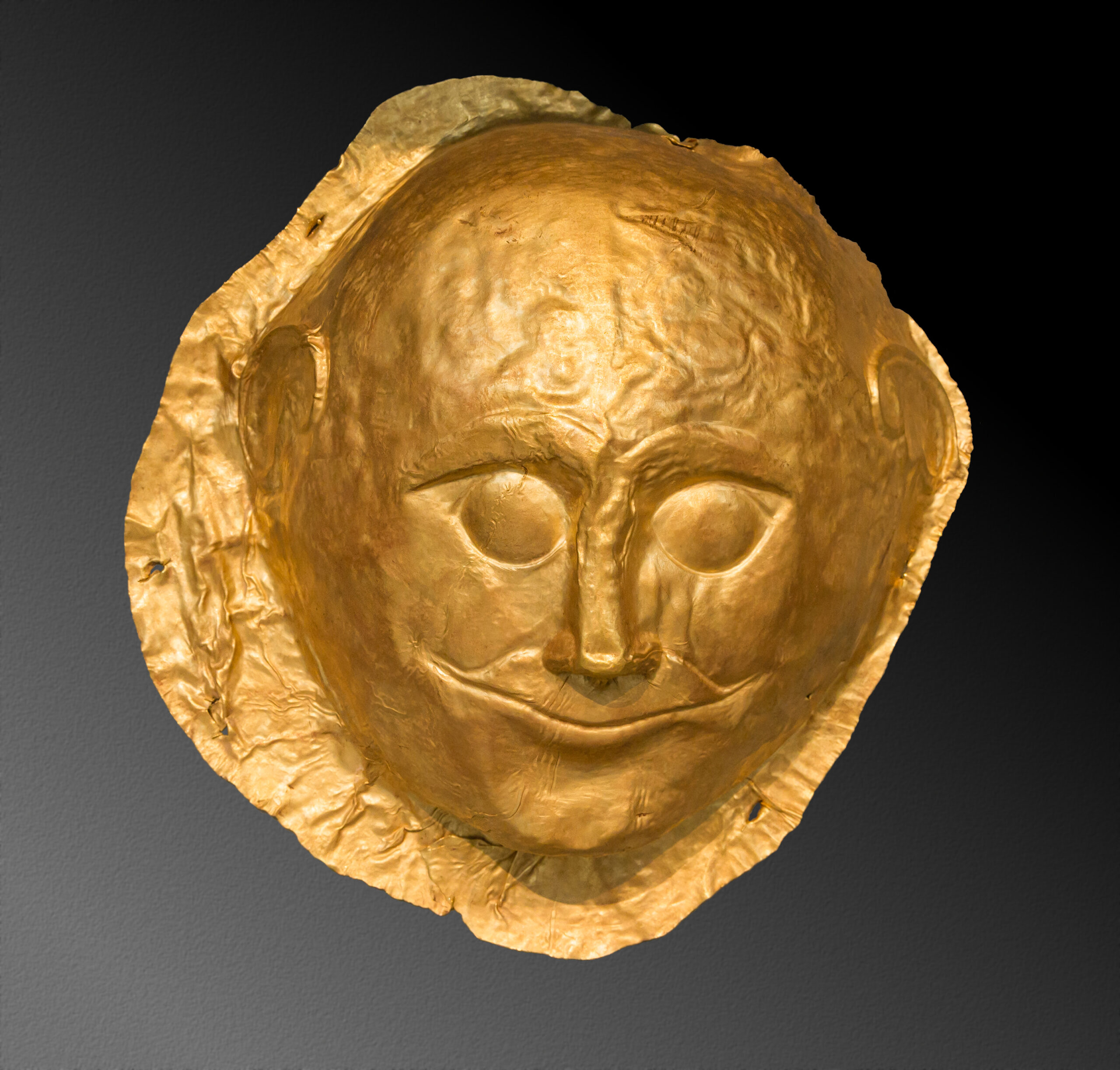 Masque mortuaire en or repoussé retrouvé dans la tombe 4 du cercle A à Mycènes. Vers 1600-1500 avant J.-C. Musée archéologique d'Athènes.