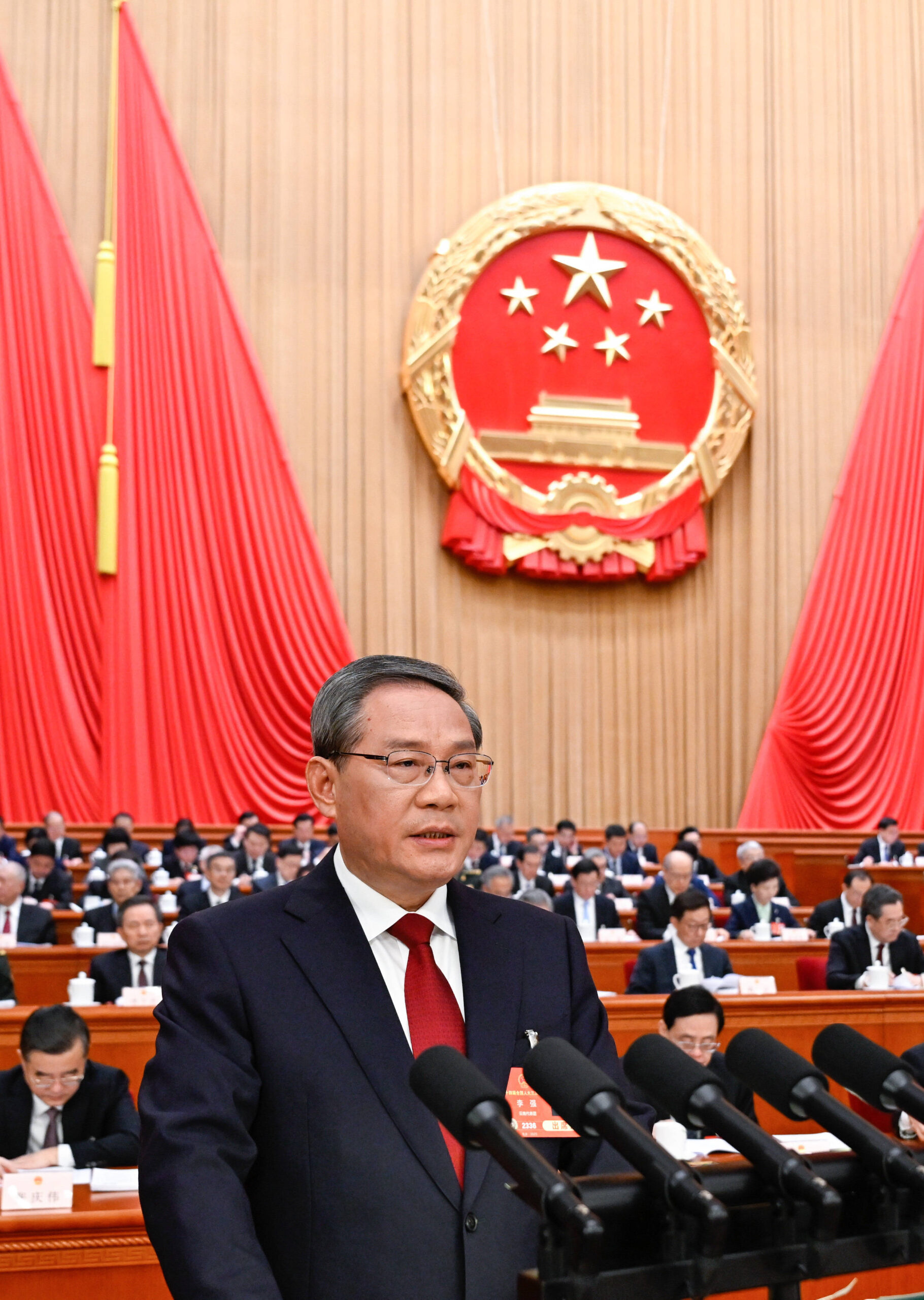 Le Premier ministre chinois Li Qiang présente un rapport sur le travail du gouvernement (R.T.G) lors de la réunion d'ouverture de la troisième session de la 14e Assemblée populaire nationale (APN) au Grand Hall du Peuple à Beijing, capitale de la Chine, le 5 mars 2025. © Xinhua/Li Xueren