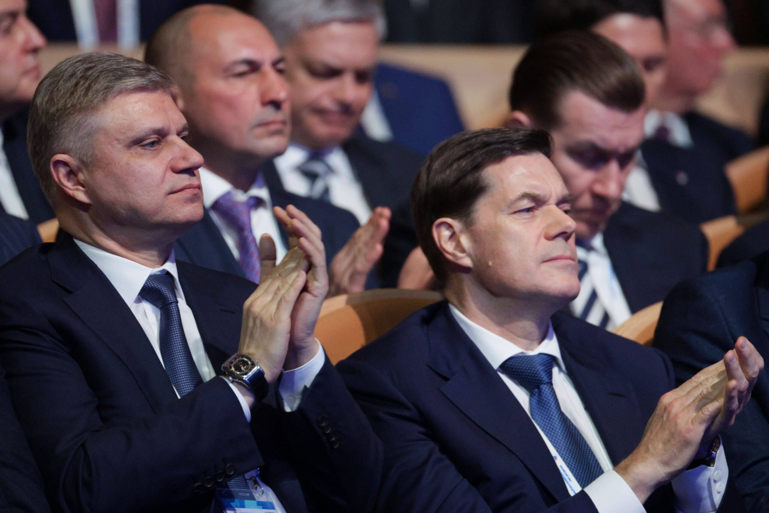 Oleg Belozerov, PDG des Chemins de fer russes (RZhD) et président du conseil d'administration, et Alexey Mordashov, président du conseil d'administration de Severstal, assistent au congrès annuel de l'Union russe des industriels et des entrepreneurs (RSPP) à Moscou. © Gavriil Grigorov/SPUTNIK/SIPA