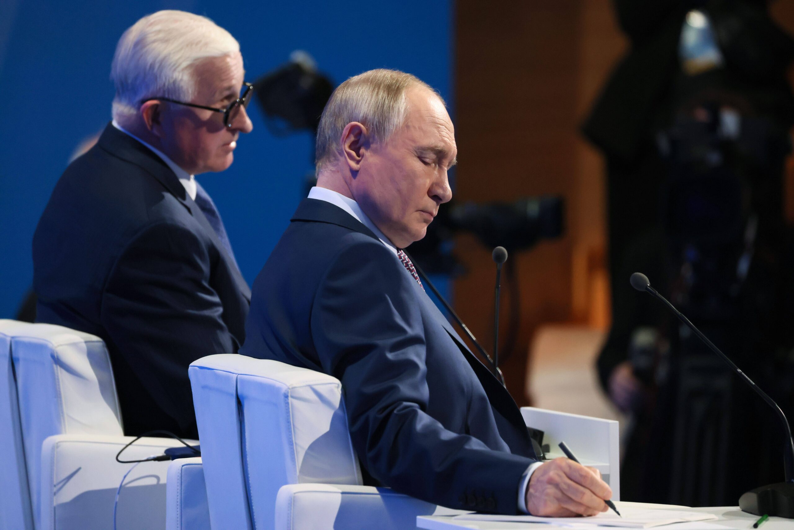 Le président russe Vladimir Poutine et le président de l'Union russe des industriels et des entrepreneurs, Alexandre Chokhine, assistent au congrès annuel de l'Union russe des industriels et des entrepreneurs (RSPP) à Moscou, en Russie. © Sergey Fadeichev/SPUTNIK/SIPA