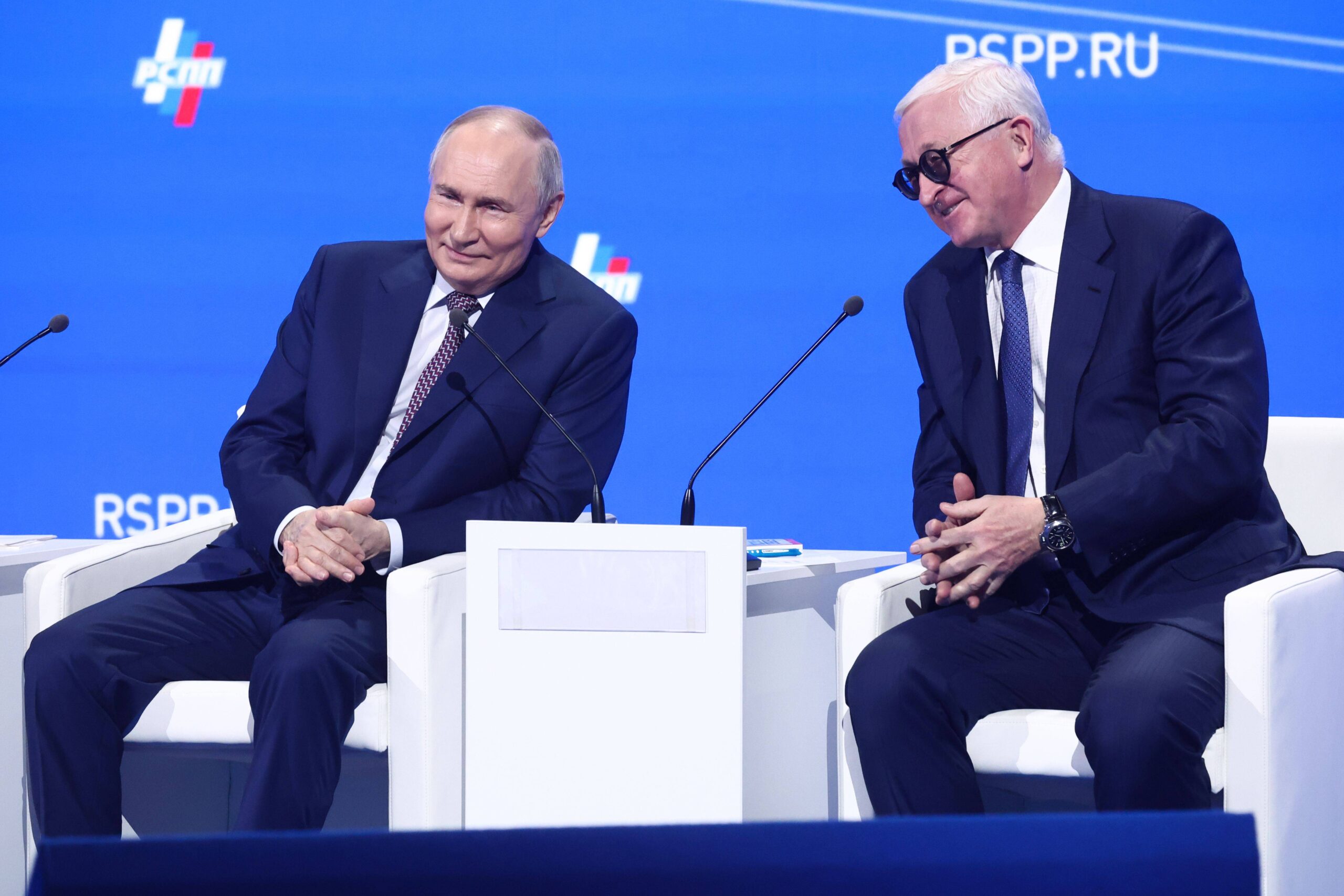 Le président russe Vladimir Poutine et le président de l'Union russe des industriels et des entrepreneurs, Alexandre Chokhine, assistent au congrès annuel de l'Union russe des industriels et des entrepreneurs (RSPP) à Moscou, en Russie. © Sergey Fadeichev/SPUTNIK/SIPA