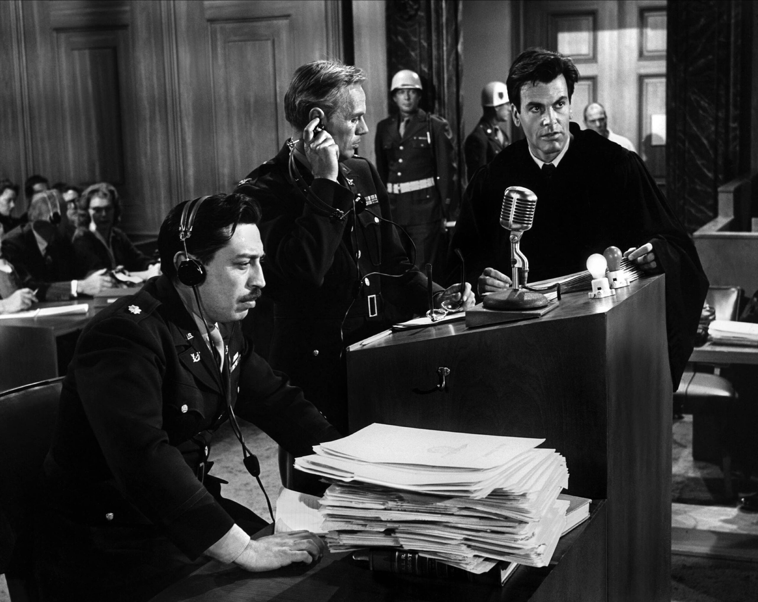 Joseph Bernard, Richard Widmark et Maximilian Schell jouant les personnages du major Abe Radnitz, du colonel Tad Lawson et de Hans Rolfe dans le film «Jugement à Nuremberg» de Stanley Kramer. © Mary Evans/All Film Archive/Richter/SIPA