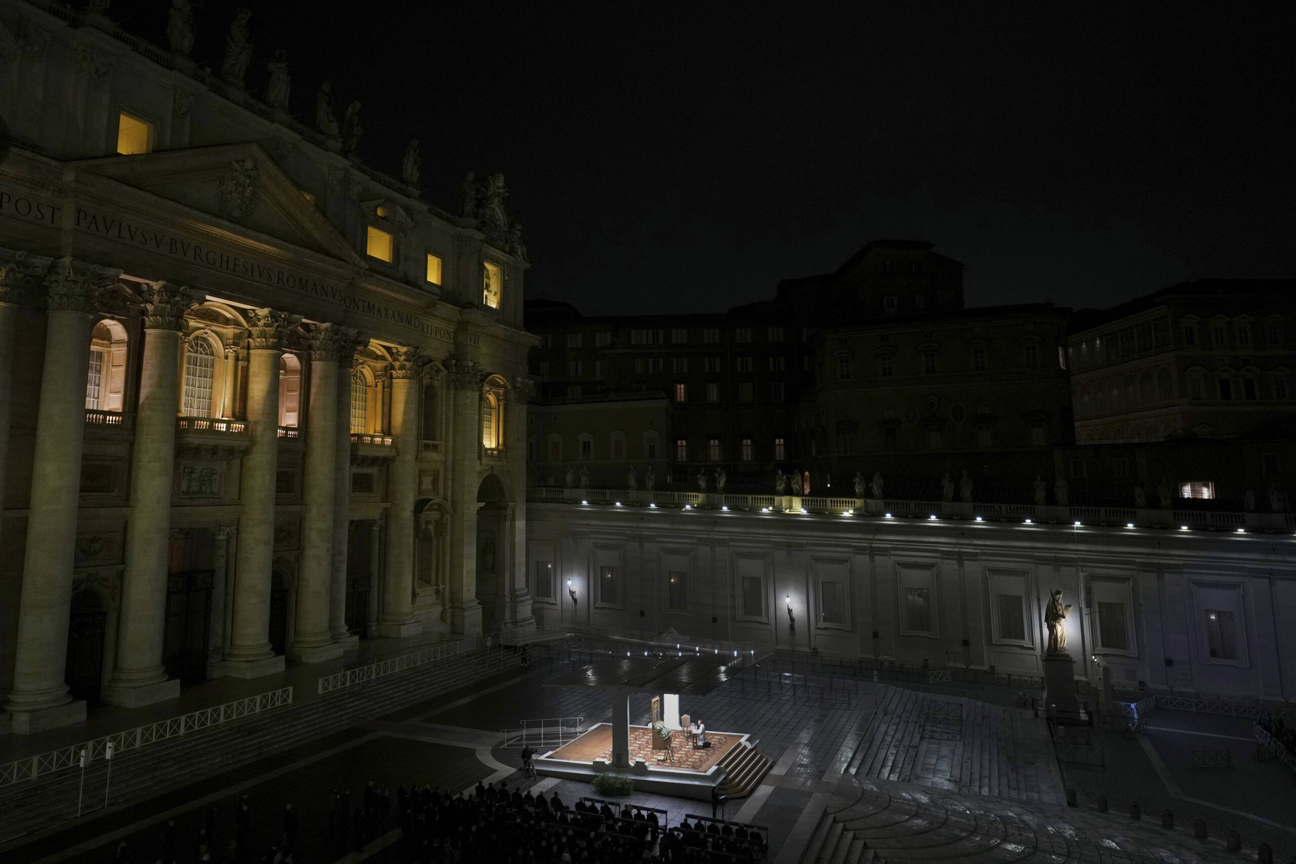 Le cardinal Pietro Parolin, secrétaire d'État du Vatican, lors d'une prière du rosaire pour la santé du pape François sur la place Saint-Pierre au Vatican, le lundi 24 février 2025. © Kirsty Wigglesworth/AP