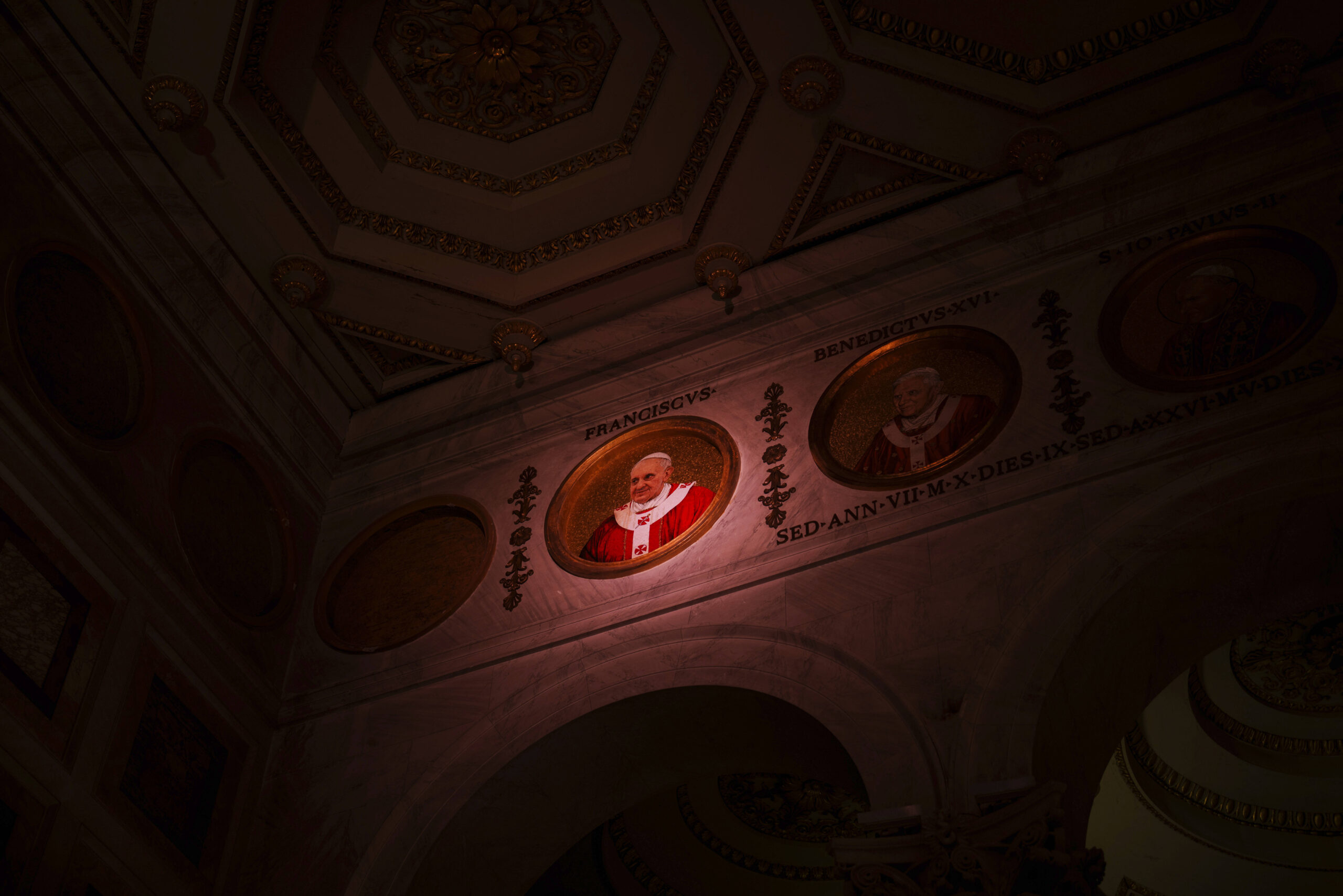 Une lumière éclaire un portrait en mosaïque polychrome du pape François placé sur la frise de la basilique Saint-Paul-hors-les-Murs à Rome, le mercredi 26 février 2025. © Bernat Armangue/AP