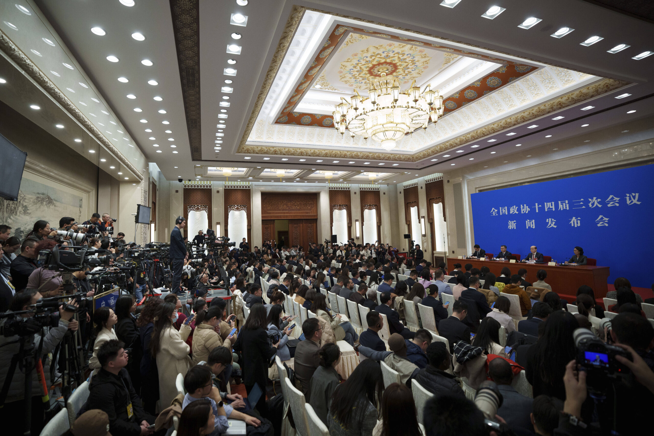 Liu Jieyi, deuxième à droite, porte-parole du principal organe consultatif politique chinois, s'exprime lors de la conférence de presse précédant l'ouverture de la Conférence consultative politique du peuple chinois au Grand Palais du Peuple à Pékin, en Chine, le lundi 3 mars 2025. © AP Photo/Vincent Thian
