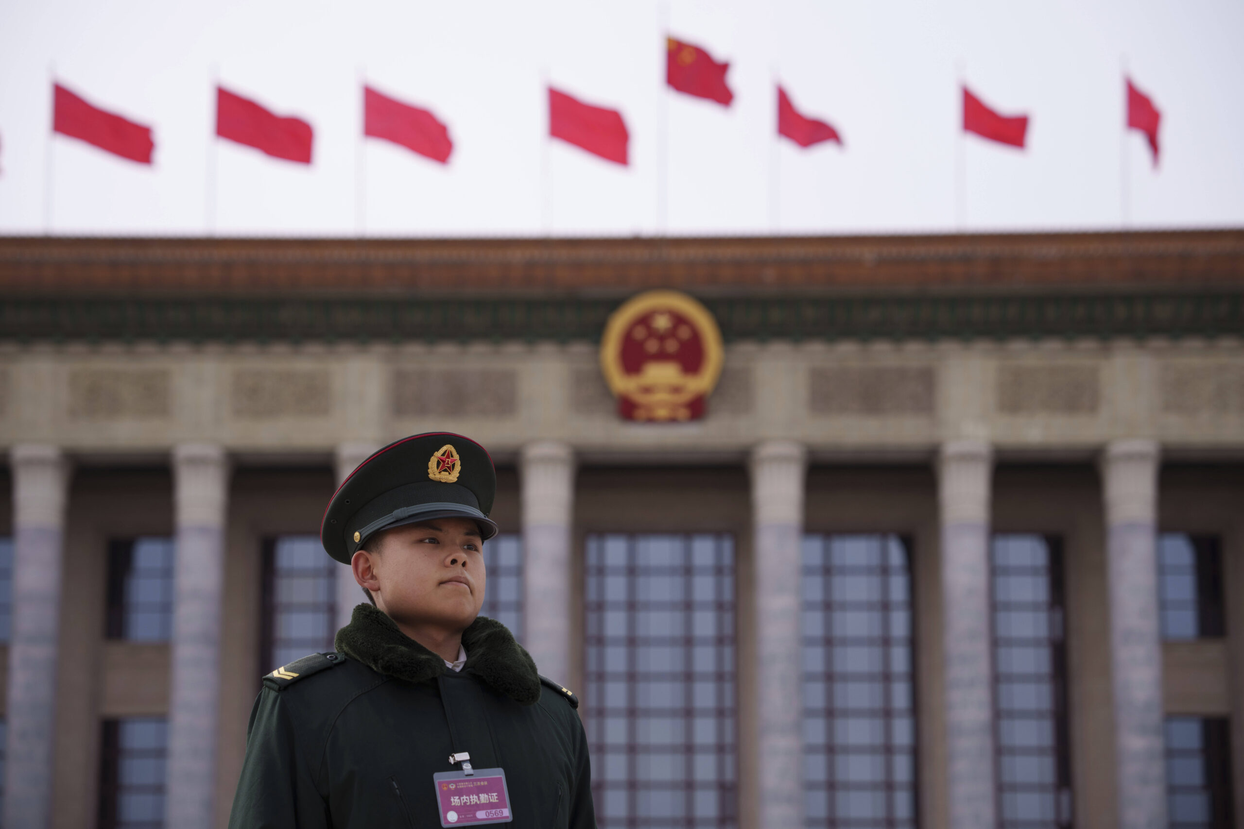 Des policiers paramilitaires chinois montent la garde avant l'ouverture de la Conférence consultative politique du peuple chinois à l'extérieur du Grand Palais du Peuple à Pékin, en Chine, le lundi 3 mars 2025. © Photo AP/Vincent Thian