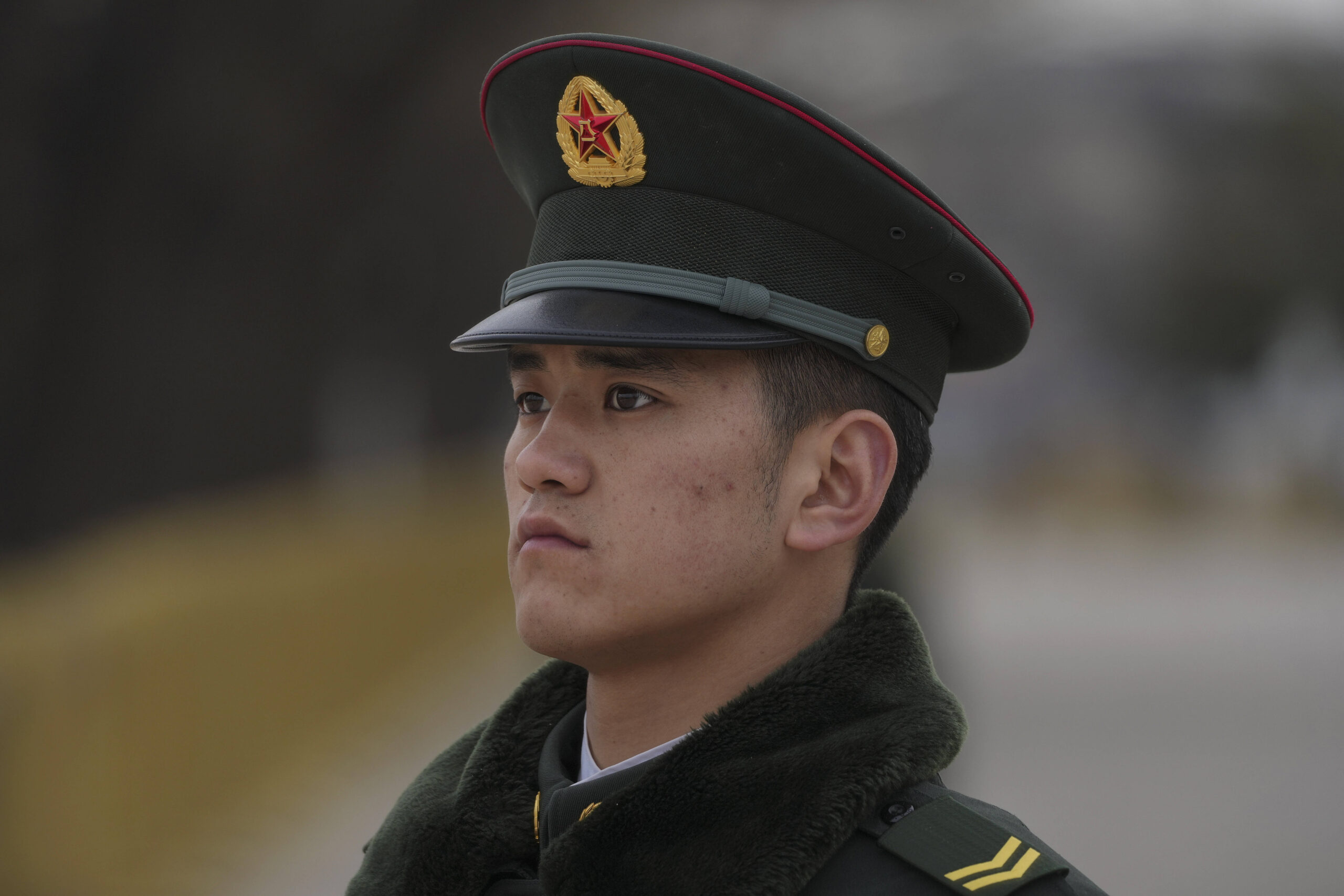 Un soldat monte la garde devant le Grand Palais du Peuple lors d'une conférence de presse précédant l'ouverture de la Conférence consultative politique du peuple chinois — l'une des «Deux Sessions» — à Pékin, le lundi 3 mars 2025. © Photo AP/Andy Wong