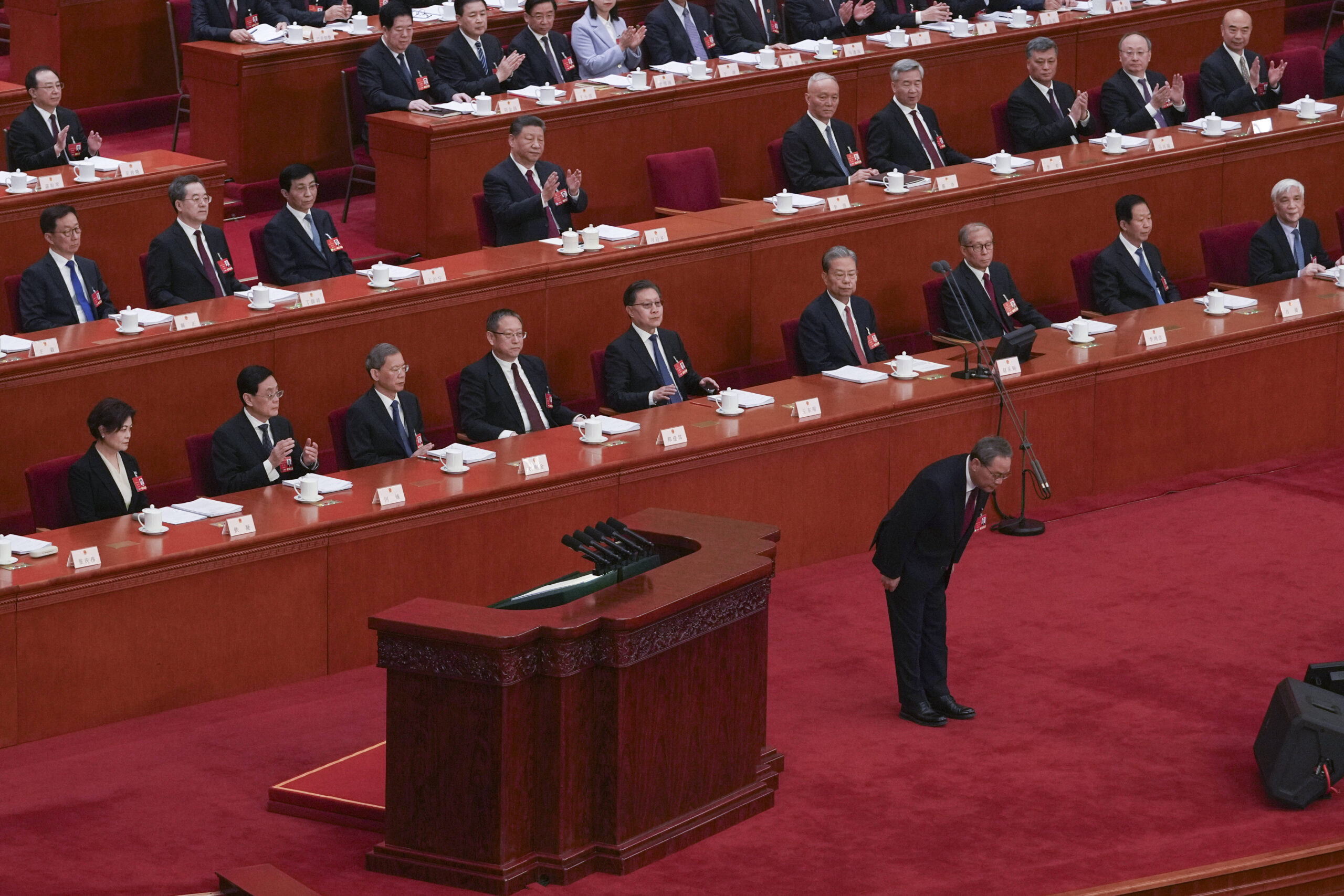 Le Premier ministre chinois Li Qiang s'incline avant de prononcer son discours lors de la session d'ouverture de l'Assemblée populaire nationale (APN) au Grand Hall du Peuple à Pékin, Chine, mercredi 5 mars 2025. © AP Photo/Andy Wong