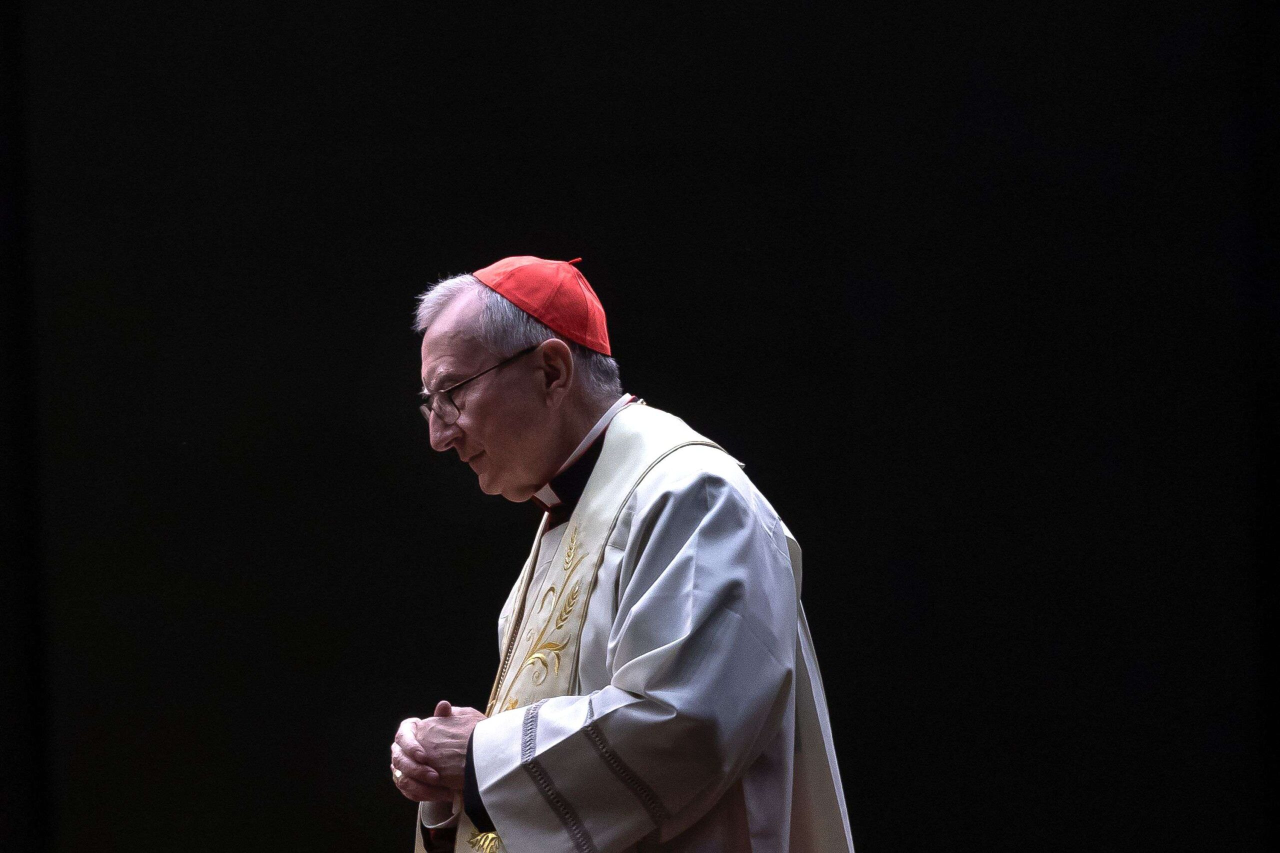 Le cardinal Pietro Parolin, secrétaire d'État du Vatican, dirige une prière de rosaire en faveur de la santé du pape François sur la place Saint-Pierre au Vatican le 24 février 2025. © Maria Grazia Picciarella/Shutterstock