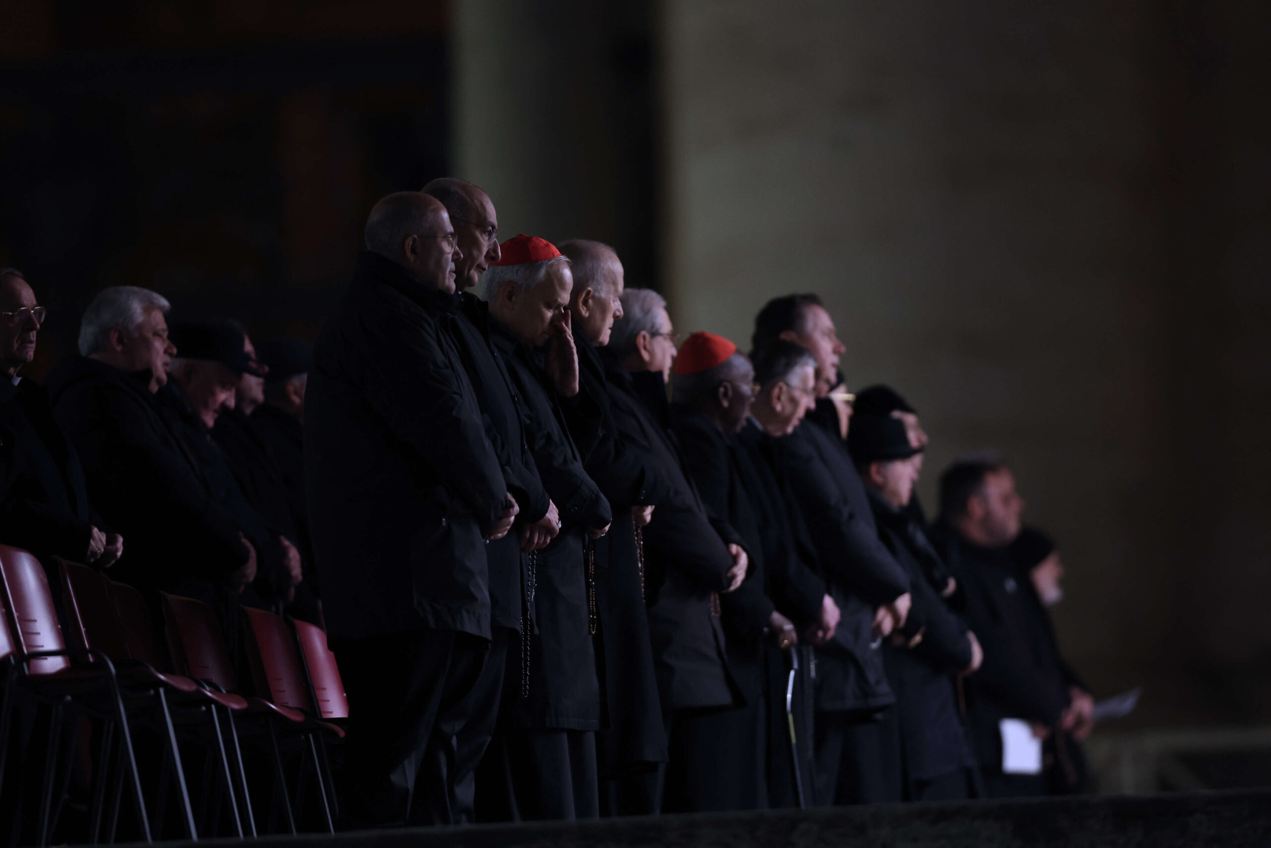 Le cardinal Arthur Roche dirige la récitation du Saint Rosaire pour le pape François, Cité du Vatican, Italie. 4 mars 2025 © Marco Iacobucci/Shutterstock