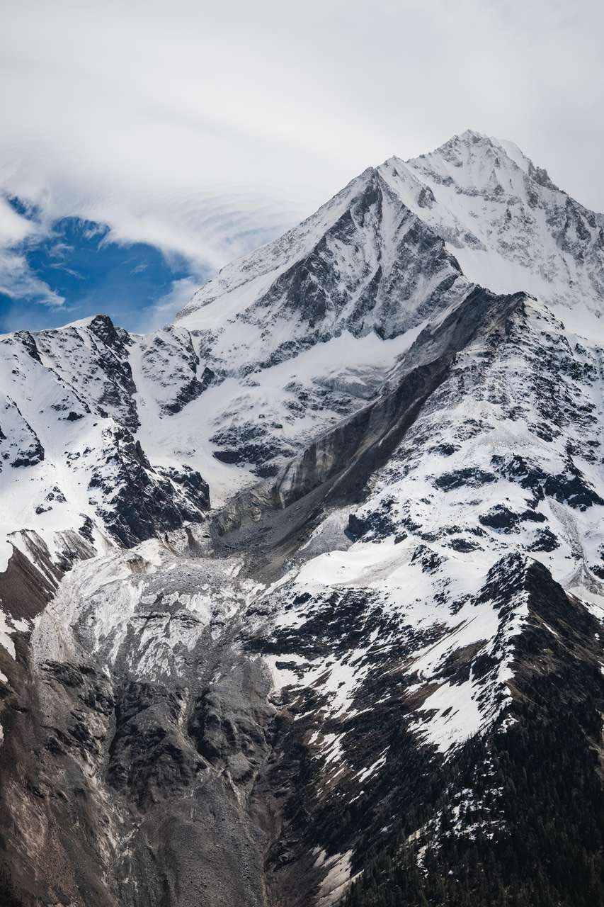 Des centaines de mètres cubes de roches et de glaces en suspension après l'éboulement. © Alain Amherd