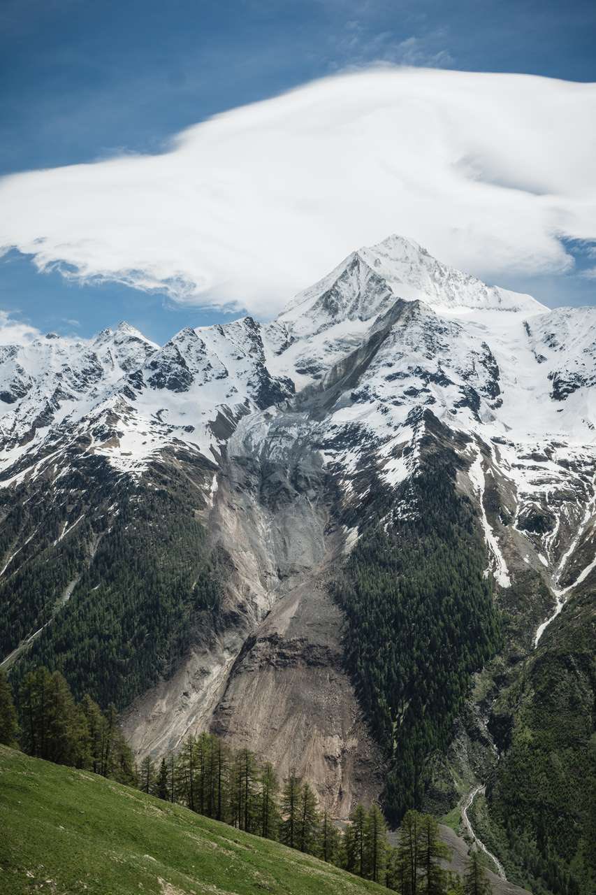 Des centaines de mètres cubes de roches et de glaces en suspension après l'éboulement. © Alain Amherd