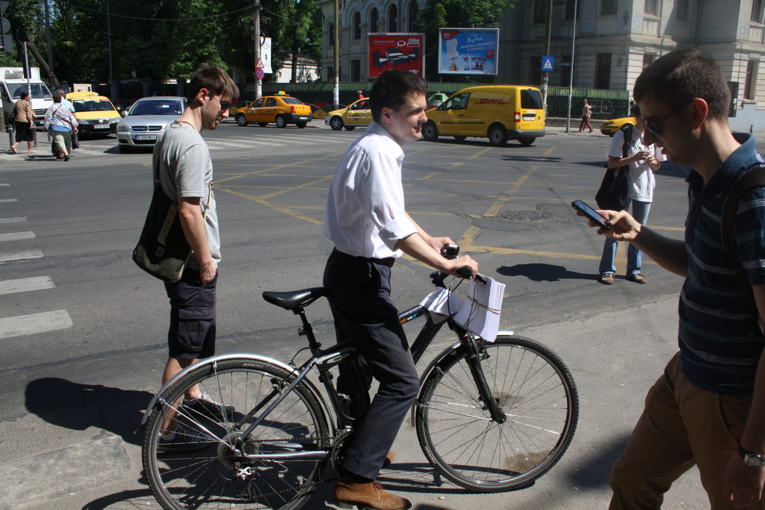 Nicușor Dan s’engage d’abord dans l'activisme civique en se mobilisant pour la lutte contre la corruption de l’urbanisme de la capitale roumaine.