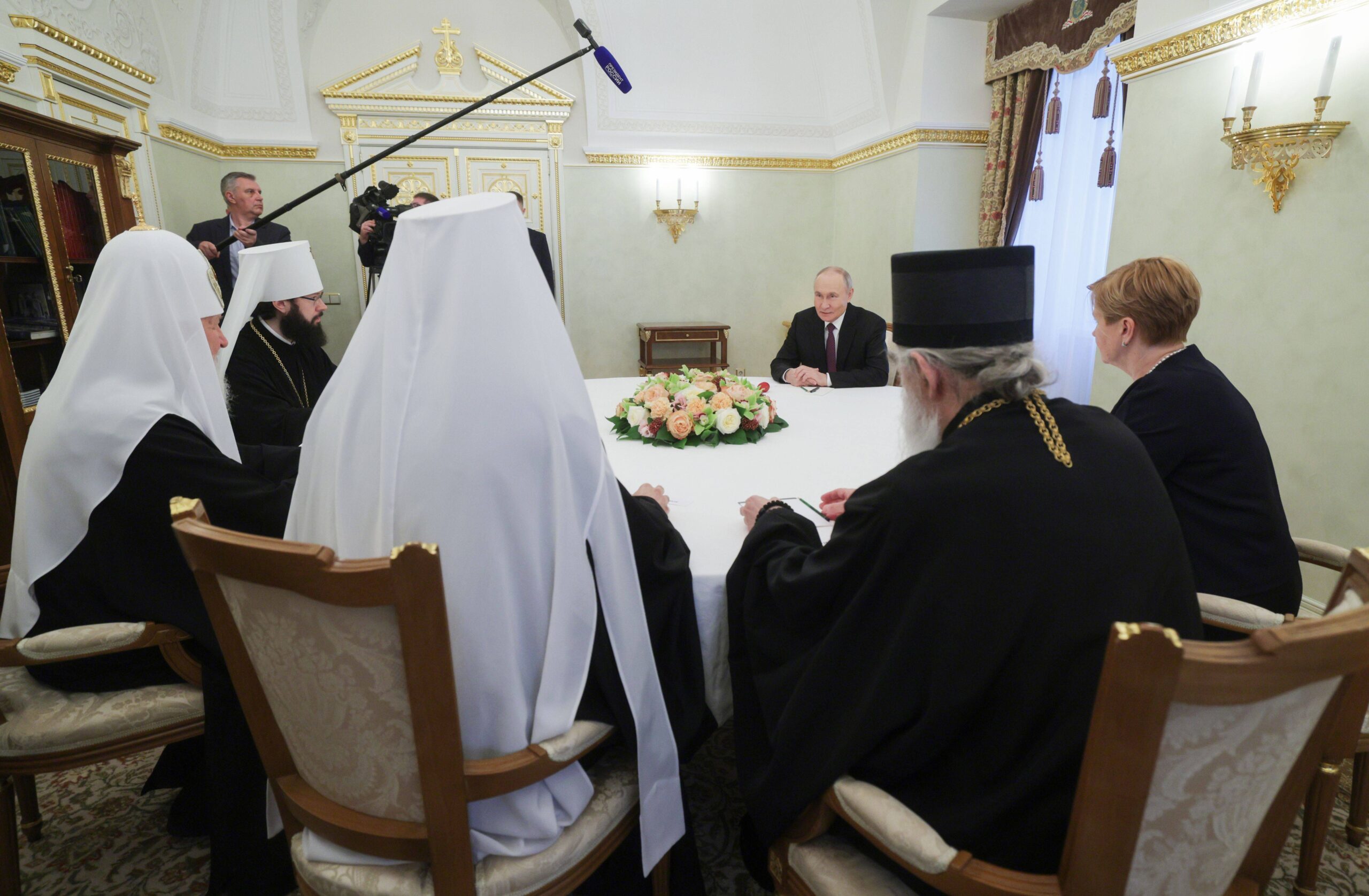 «Nous sommes toujours heureux de vous voir. Le 9 mai, nous attendons la visite à Moscou du président de la Serbie à l’occasion des cérémonies de la Victoire dans la Grande guerre patriotique.» Vladimir Poutine