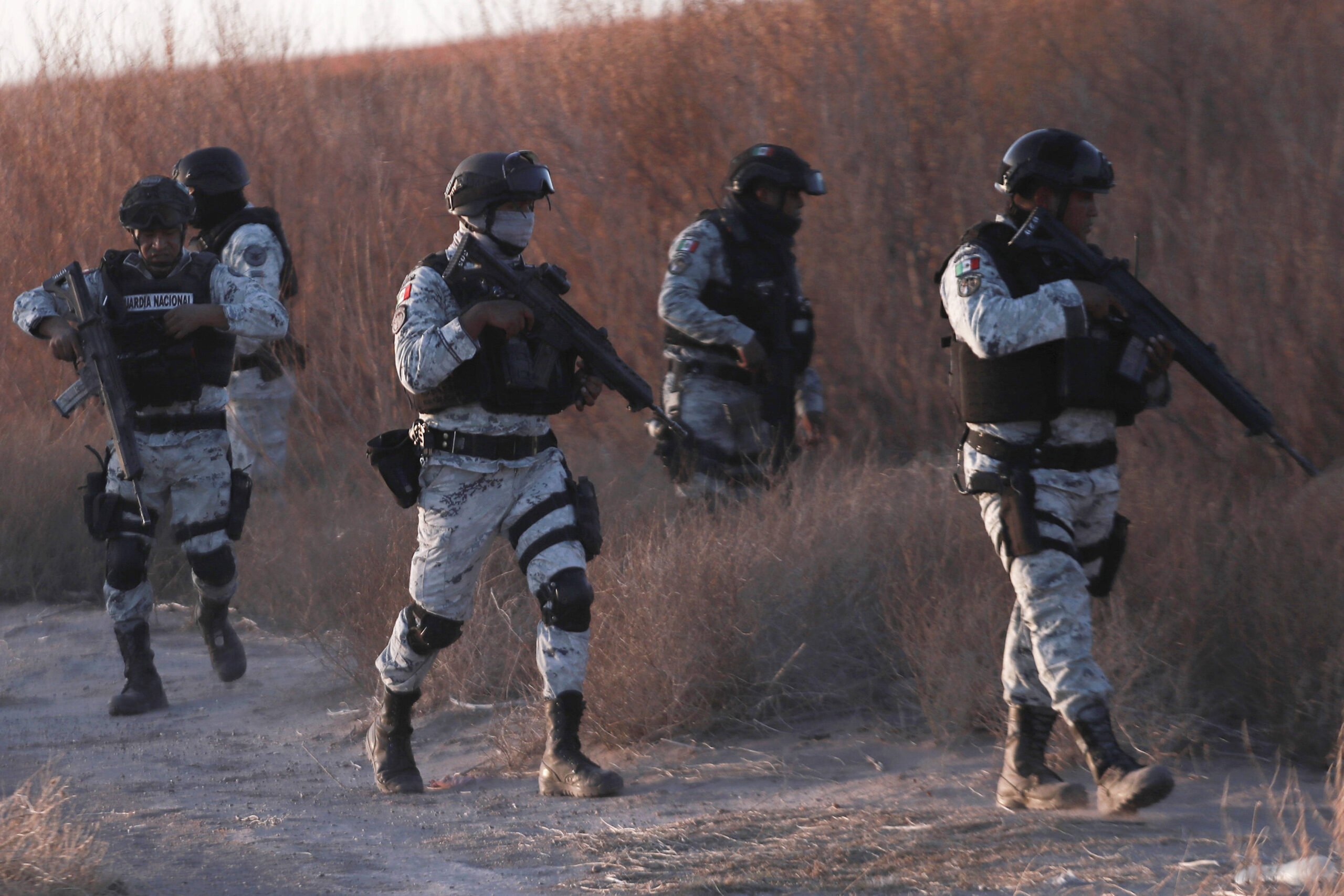«Côté mexicain, plus de 10 000 soldats déployés contre les narcotrafiquants, en coordination avec les agences américaines. Cet engagement sert aussi d’argument dans les négociations visant à alléger les surtaxes douanières. Entre février et avril 2025, le Mexique annonce l’arrestation de plus de 6 000 personnes liées au narcotrafic.»