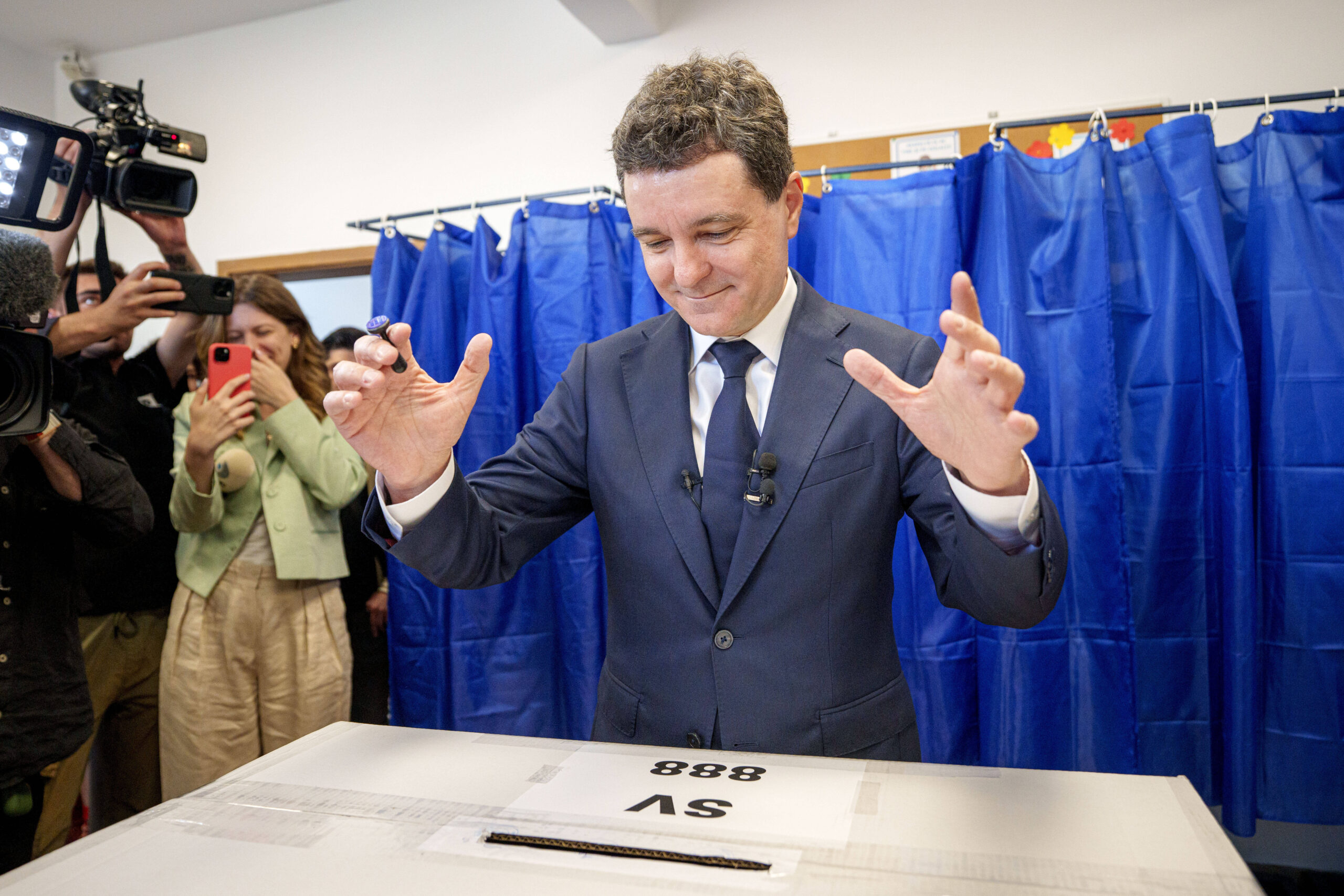 Sur le plan international, Nicușor Dan adopte une ligne clairement pro-occidentale et pro-européenne : «Je m’engage à soutenir l’Ukraine contre la Russie et à préserver les alliances occidentales de la Roumanie»
