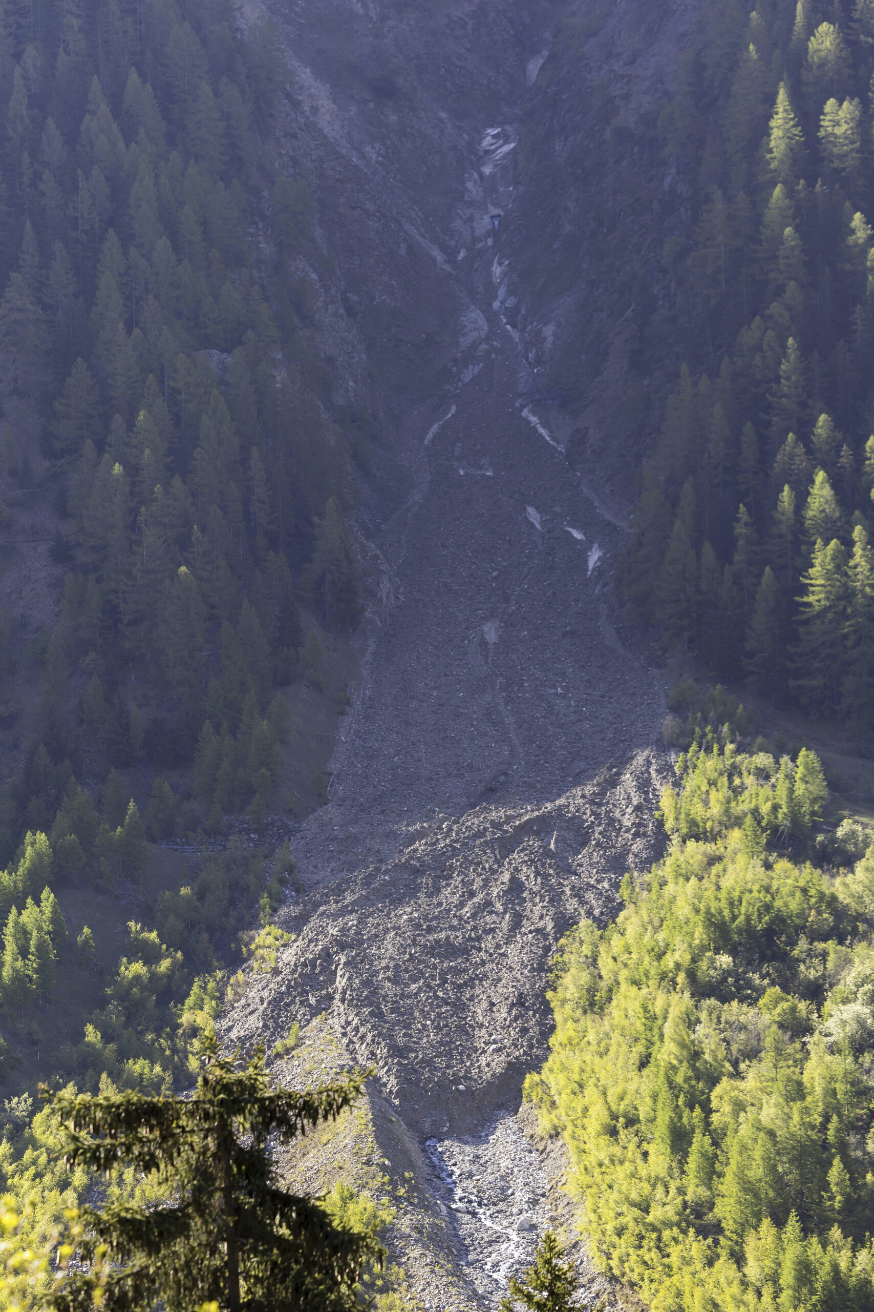 Éboulement au-dessus du village de Blatten, dans le Loetschental, le dimanche 18 mai 2025. © Cyril Zingaro/Keystone via AP