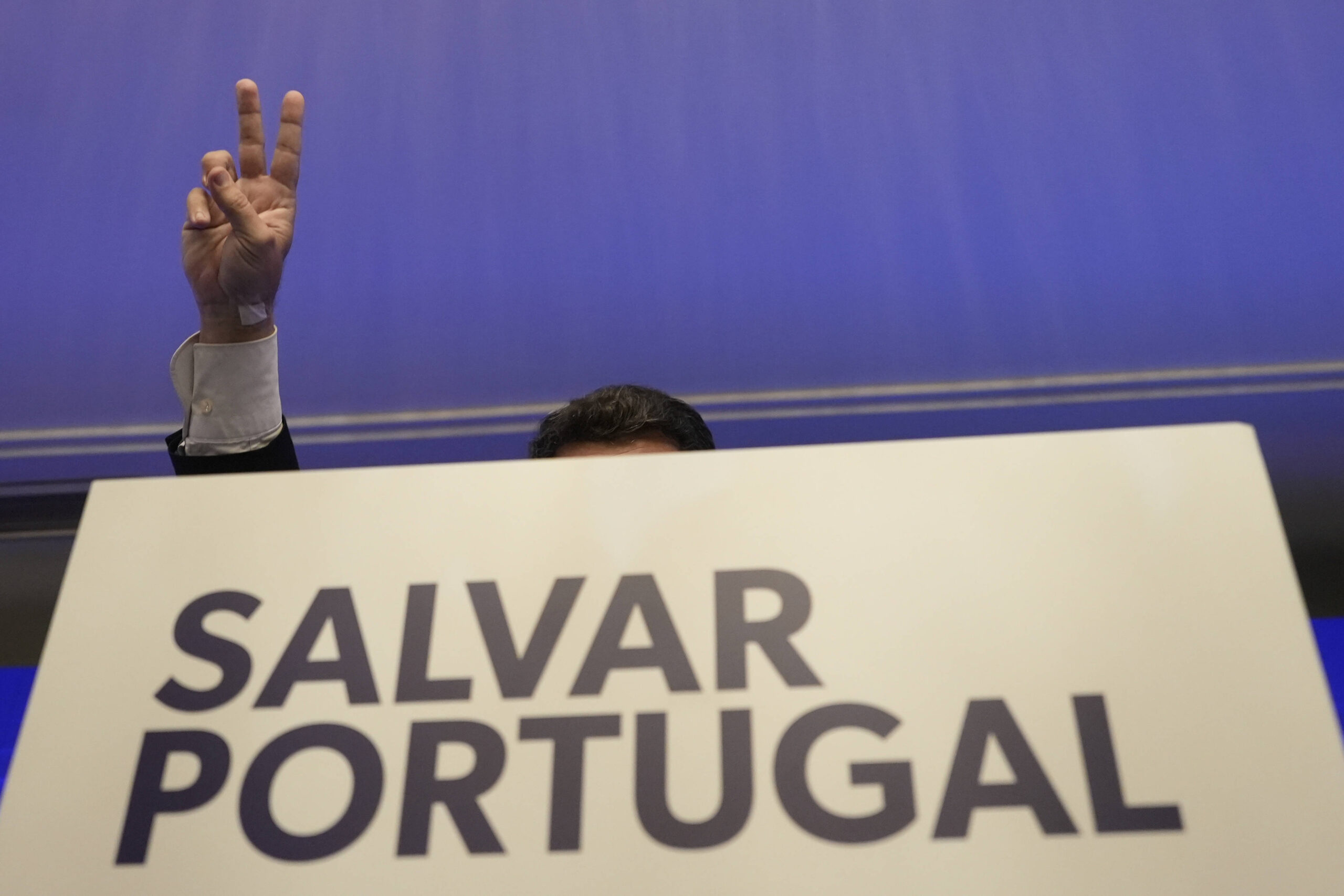 «La campagne des législatives de Chega a repris l’antienne du «Limpar Portugal» («Nettoyer le Portugal», slogan de 2024) en le transformant en «Salvar Portugal» («Sauver le Portugal») d’essence aussi trumpienne que salazariste.»