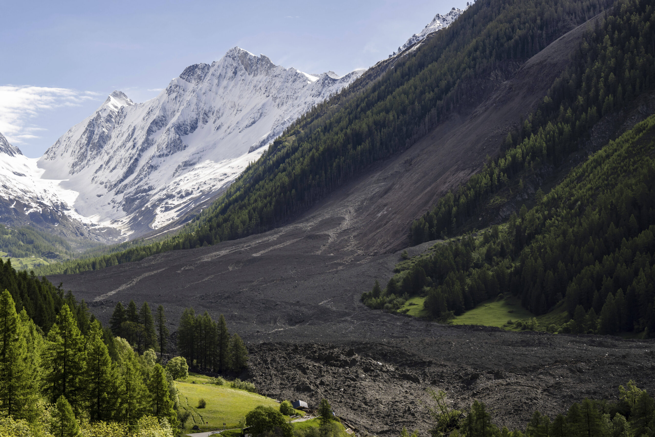 Une énorme avalanche de décombres le jeudi 29 mai 2025, au lendemain de l'effondrement du glacier de Birch qui a détruit le village de Blatten en Suisse. © Jean-Christophe Bott/Keystone via AP
