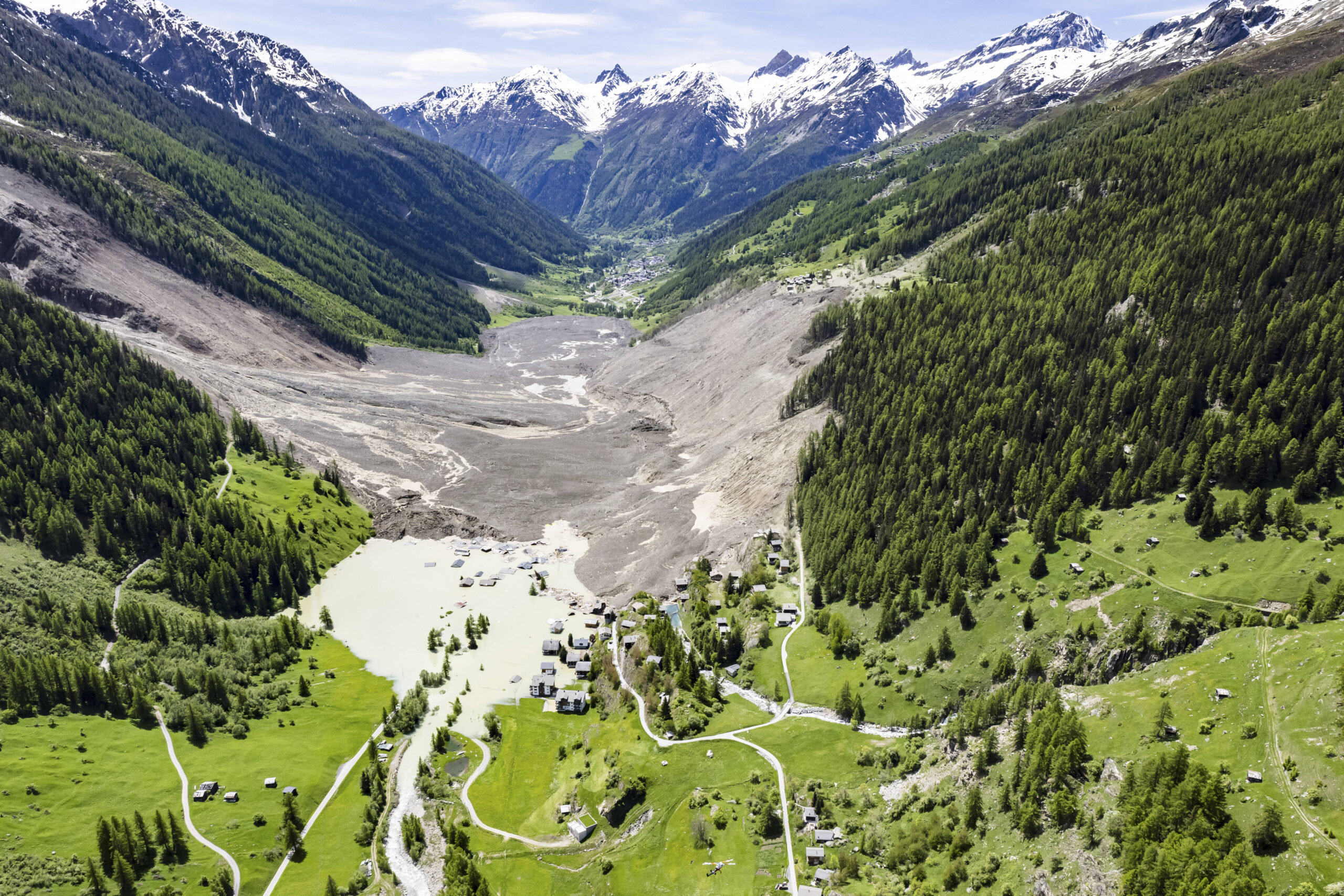 Vue aérienne montrant la destruction du village de Blatten, en Suisse, le jeudi 29 mai 2025, au lendemain d'une énorme avalanche de débris, provoquée par l'effondrement du glacier de Birch, qui a balayé le fond de la vallée et détruit une grande partie du village. © Jean-Christophe Bott/Keystone via AP