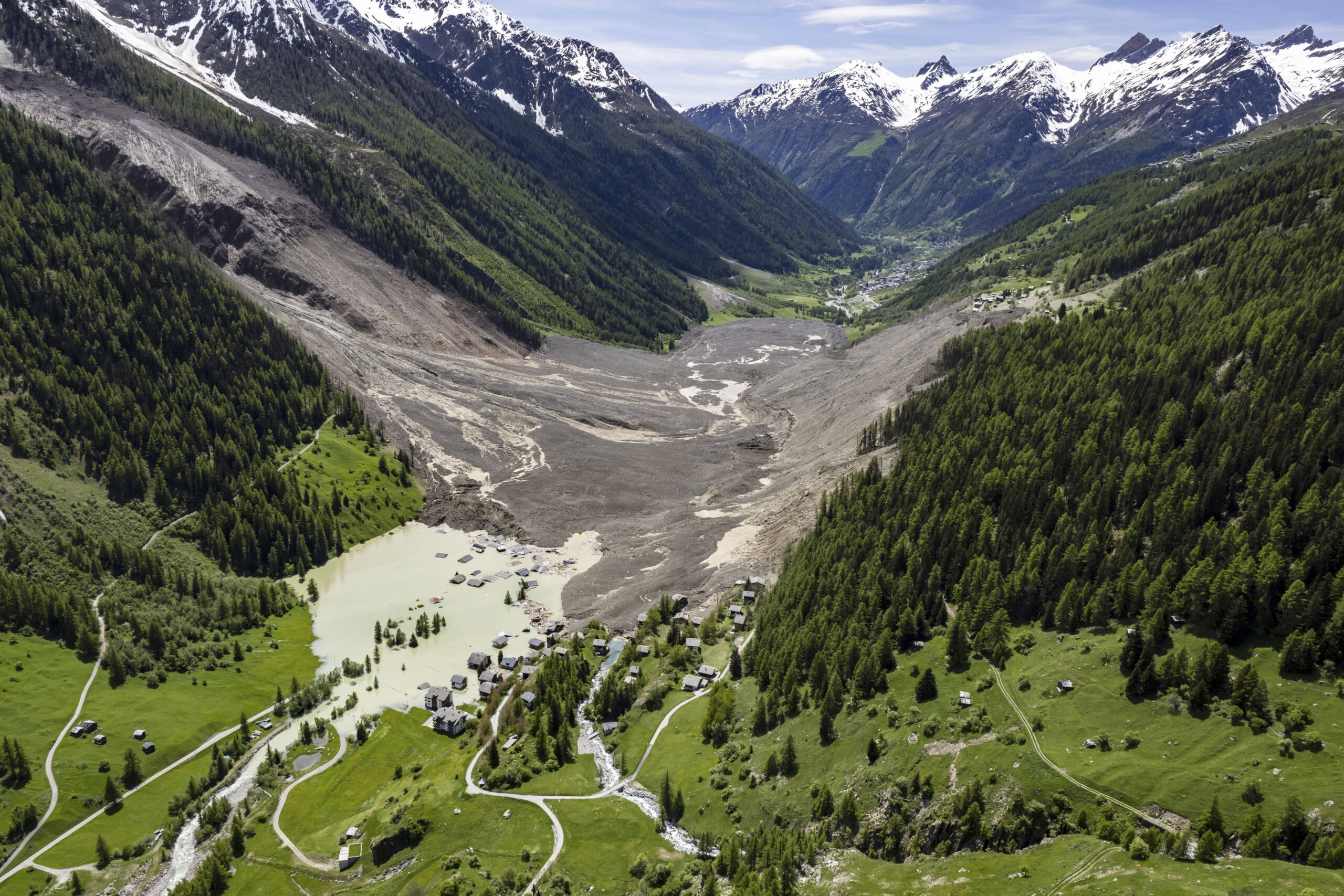 Vue aérienne montrant la destruction du village de Blatten, en Suisse, le jeudi 29 mai 2025, au lendemain d'une énorme avalanche de débris, provoquée par l'effondrement du glacier de Birch, qui a balayé le fond de la vallée et détruit une grande partie du village. © Jean-Christophe Bott/Keystone via AP