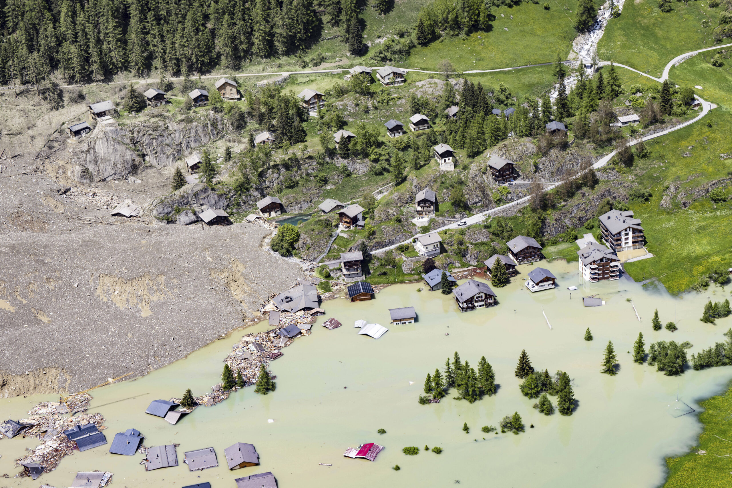 Vue aérienne montrant la destruction du village de Blatten, en Suisse, le jeudi 29 mai 2025, au lendemain de l'énorme avalanche de débris, provoquée par l'effondrement du glacier de Birch, qui a balayé le fond de la vallée et détruit une grande partie du village. © Jean-Christophe Bott/Keystone via AP