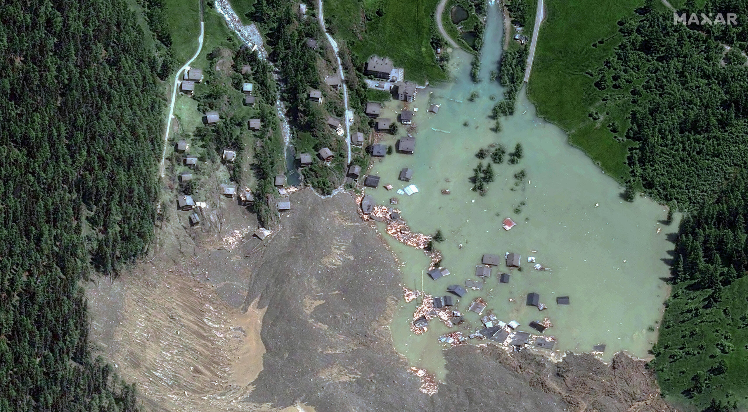 Cette image satellite fournie par Maxar Technologies montre le village de Blatten juste après la coulée de boue, en Suisse, le jeudi 29 mai 2025. © Maxar Technologies via AP