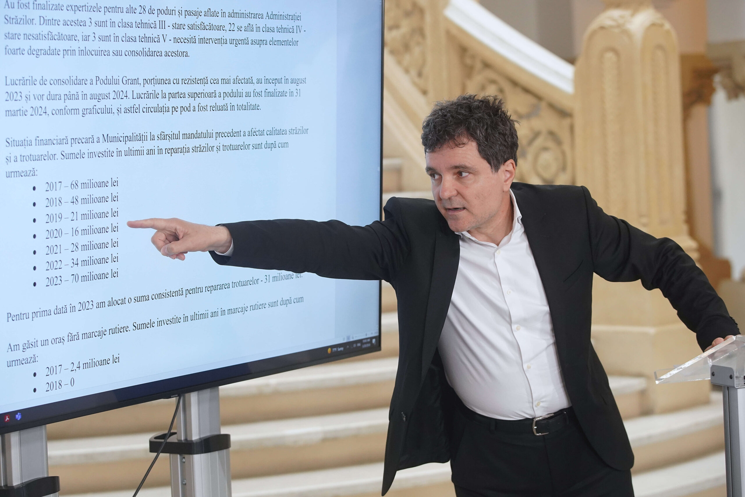 Élève brillant, il remporte deux médailles d’or aux Olympiades internationales de mathématiques en 1987 et 1988. Il intègre la Faculté de mathématiques de l’Université de Bucarest, puis part en 1992 en France poursuivre ses études à l’École normale supérieure de la rue d’Ulm.