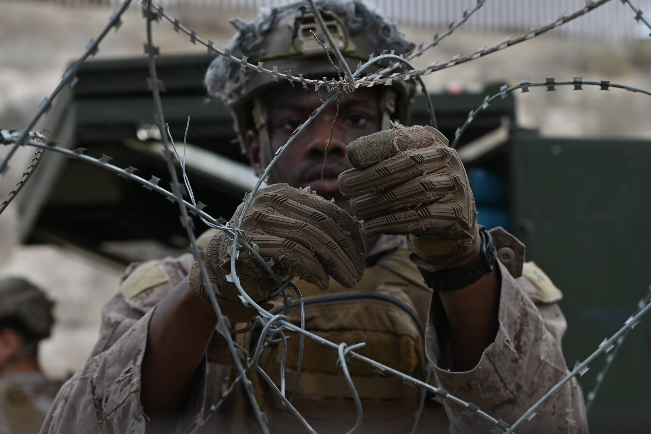 «Les frontières américaines ne sont plus seulement des lignes à défendre, mais des fronts actifs : déploiement des forces de sécurité, militarisation des points de passage, traque des flux migratoires et des trafics illicites. À l’arrière-plan, l’intelligence artificielle devient un outil stratégique.»