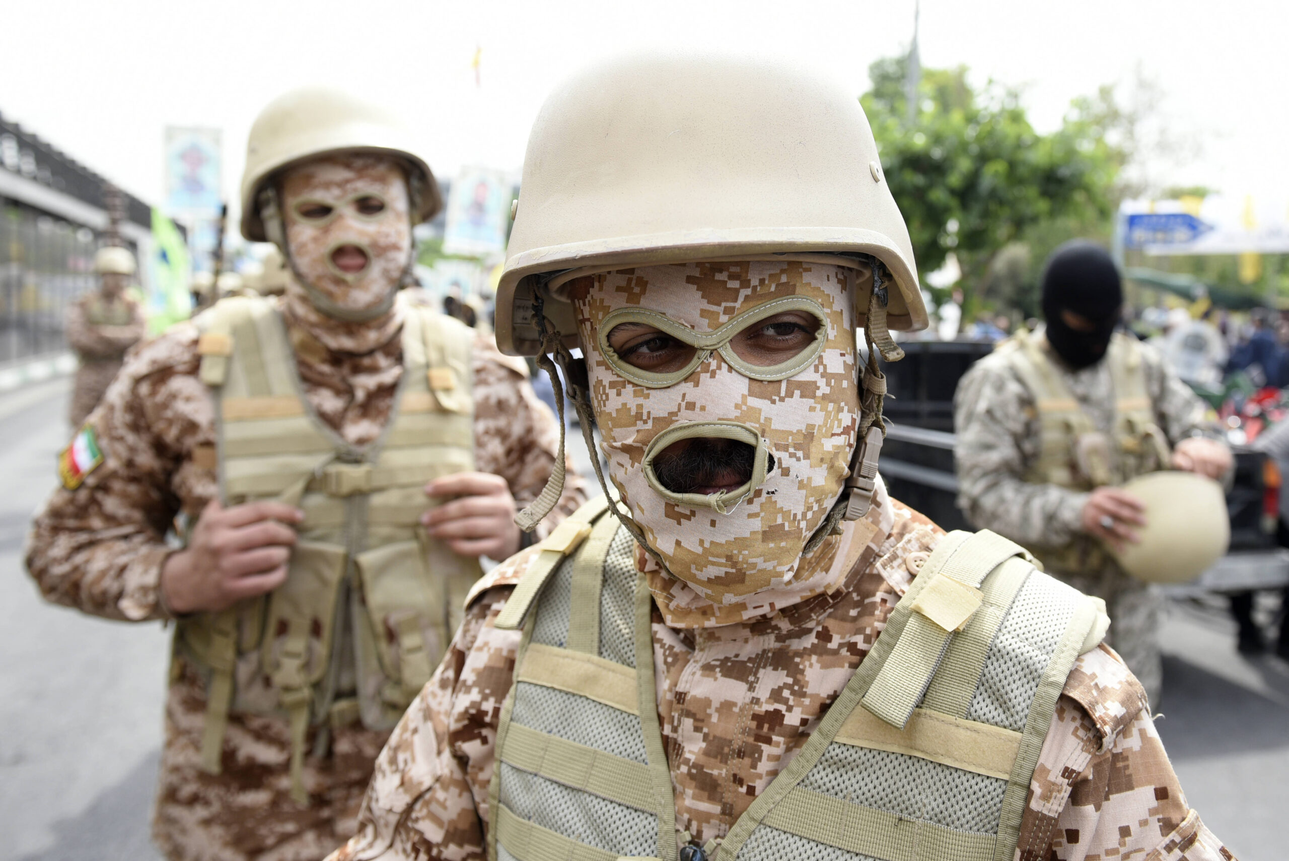 Le Guide suprême s’appuie sur deux structures pour diriger et coordonner les forces armées : l’état-major général (AFGS), chargé de la stratégie militaire, et le quartier général central de Khatam-al Anbiya, responsable des opérations conjointes. Ces deux structures régissent ensuite le fonctionnement de trois piliers : l’armée régulière (Artesh), le Corps des Gardiens de la révolution (Pasdaran) et le Commandement des forces de l’ordre (LEC).