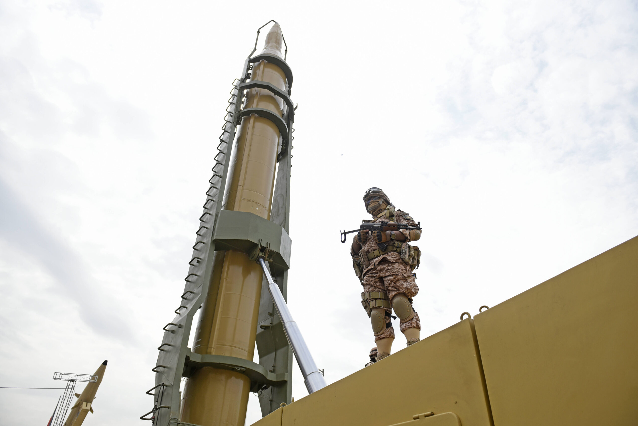 C’est via des techniques de rétro-ingénierie que l’Iran a ainsi pu développer le drone Shahed-171, inspiré RQ-170 américain. Le régime analyse, reproduit et adapte les systèmes étrangers à ses besoins. Nombre d’entre eux intègrent des composants occidentaux acquis via des réseaux offshore ou des plateformes commerciales. La modularité des systèmes permet également la réutilisation de composants, renforçant ainsi l’efficience industrielle.