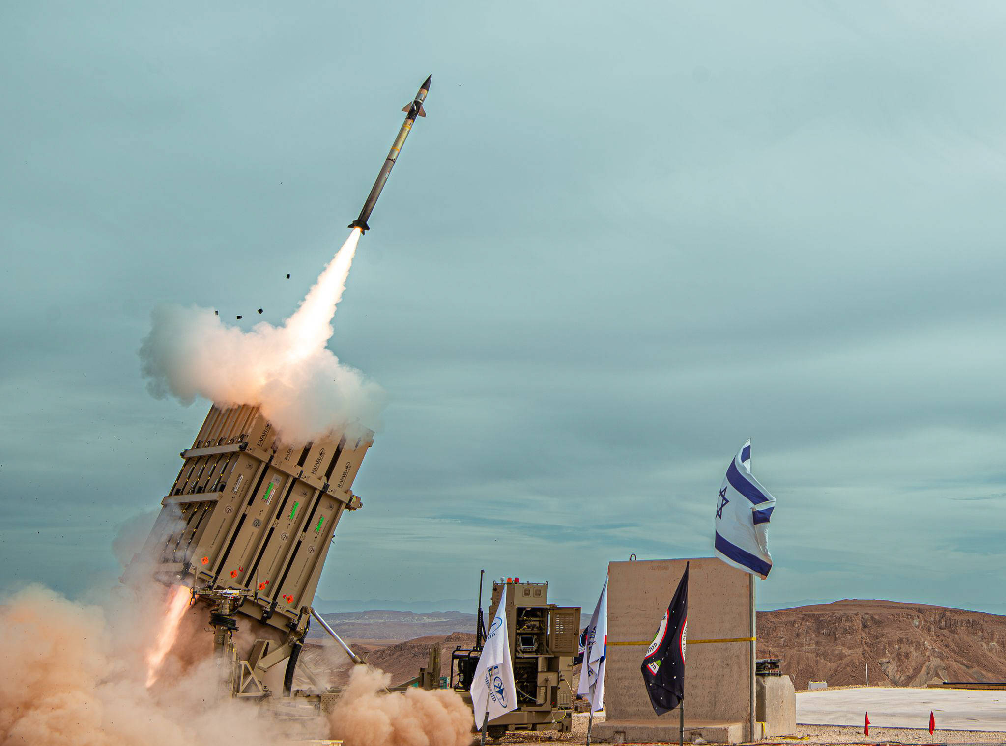 Les performances du bouclier antimissile israélien peuvent s’expliquer par deux grands facteurs : une superficie relativement faible à défendre, permettant une excellente couverture radar, ainsi qu’une forte concentration des batteries de défense antimissile, combinée à un système défensif intégré et multicouches. 