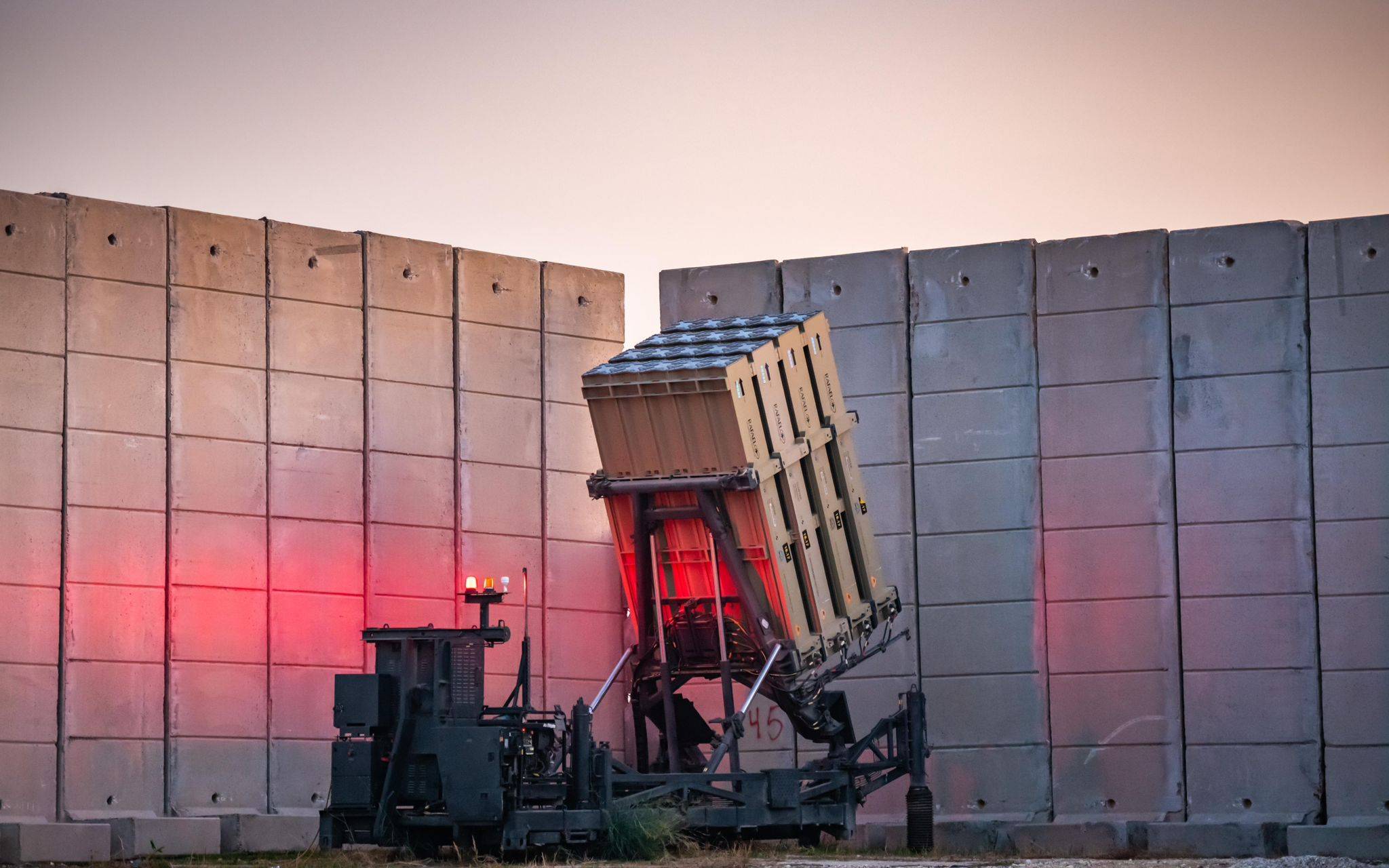 Si Israël a réussi à neutraliser une part significative des vecteurs iraniens, tant la Russie que l’Europe se retrouveraient rapidement en difficulté face à des attaques du même type. Alors que la Russie dispose d’ores et déjà d’un arsenal conséquent, il est nécessaire pour l’Europe de se doter de telles armes pour pouvoir répondre de manière proportionnée à une attaque russe à l’encontre de l’un de ses membres, tout en protégeant ses infrastructures les plus stratégiques avec un système antimissile multicouches et intégré.