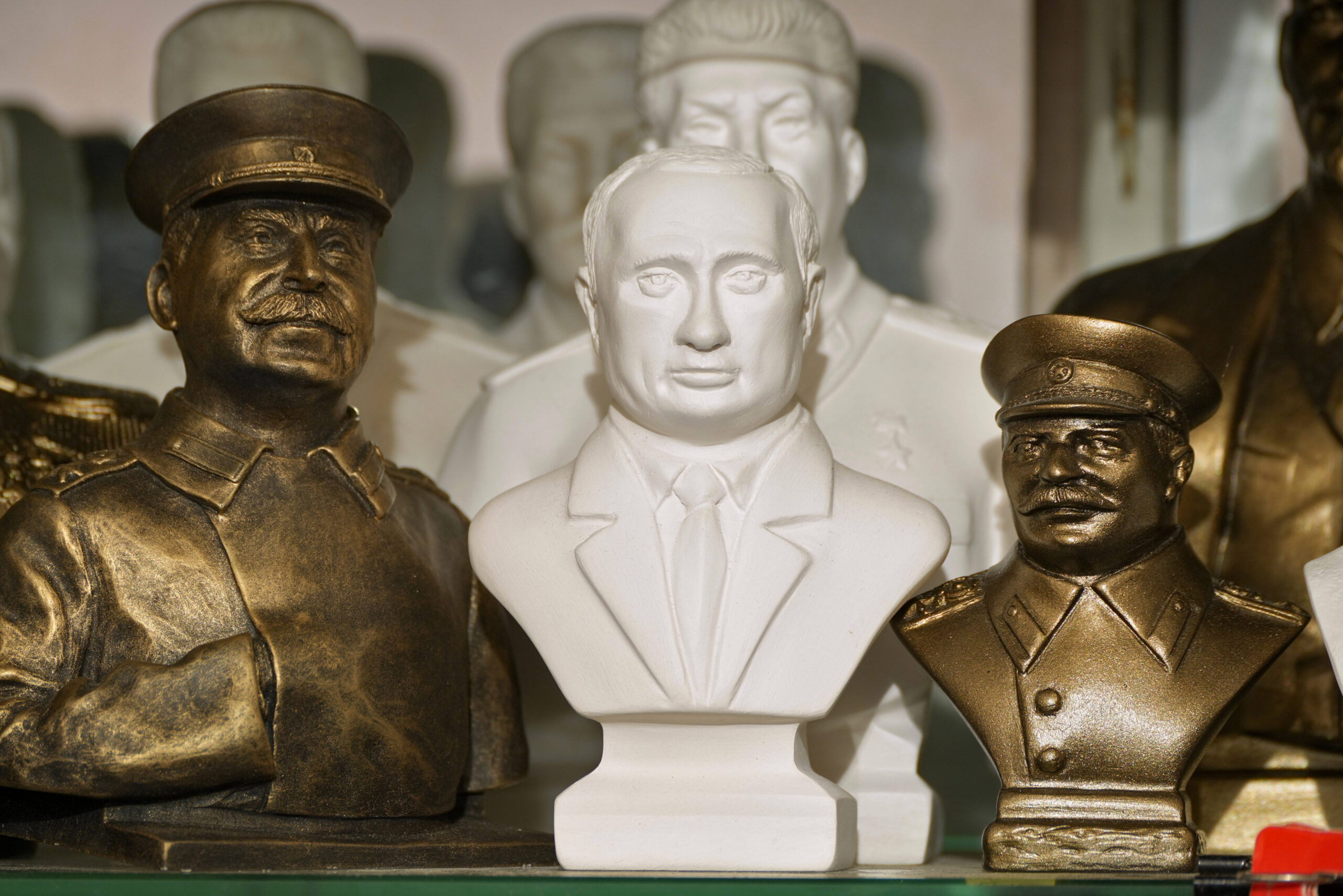 Le programme idéologique de réhabilitation du stalinisme va au-delà d'initiatives mémorielles qui ancrent dans la pierre ou le métal les traits du dictateur pour les offrir quotidiennement à la vue des populations : on pourrait plutôt parler d’une offensive culturelle s’insinuant dans tous les domaines. © AP Photo/Dmitri Lovetsky