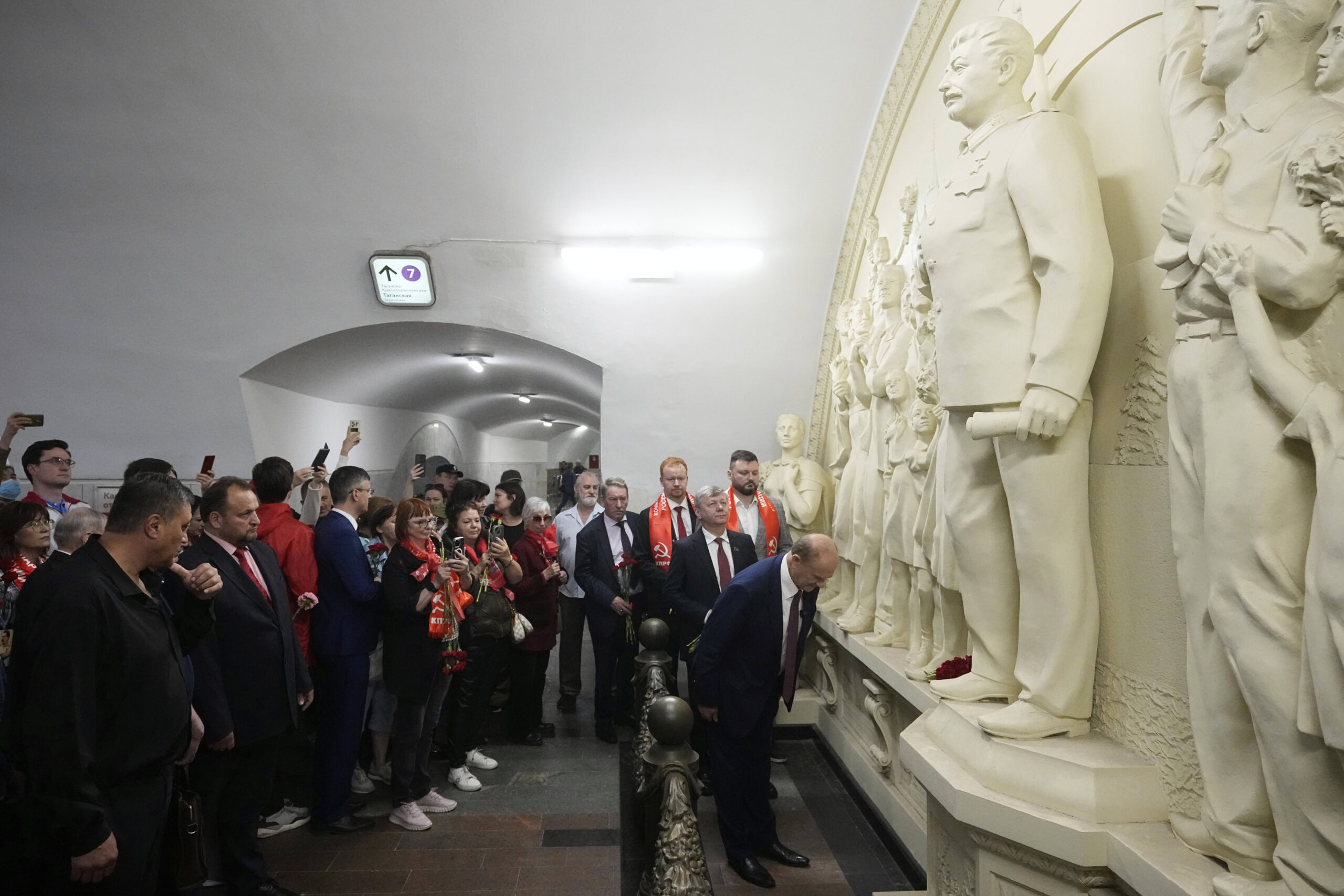 Le leader du Parti communiste russe, Gennady Zyuganov, à droite, s'incline après avoir déposé des fleurs devant un haut-relief restauré datant de 1960, intitulé «La gratitude du peuple envers son chef et commandant», Joseph Staline en majesté dans la station de métro Taganskaya à Moscou, en Russie, le mardi 24 juin 2025. © AP Photo/Pavel Bednyakov