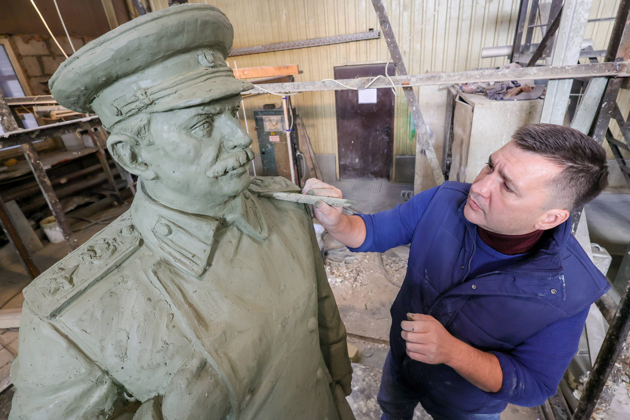 Le sculpteur Konstantin Kubyshkin travaille sur une statue de Joseph Staline dans un atelier en vue d'une exposition au musée Vologodskaya Ssylka à Vologda. © Sergei Shakhidzhanyan/TASS/Sipa USA